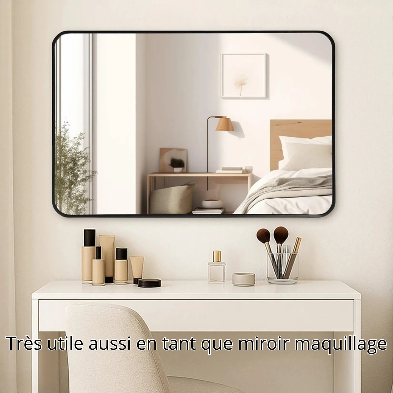 Miroir rectangulaire noir mat utilisé comme miroir de coiffeuse maquillage.