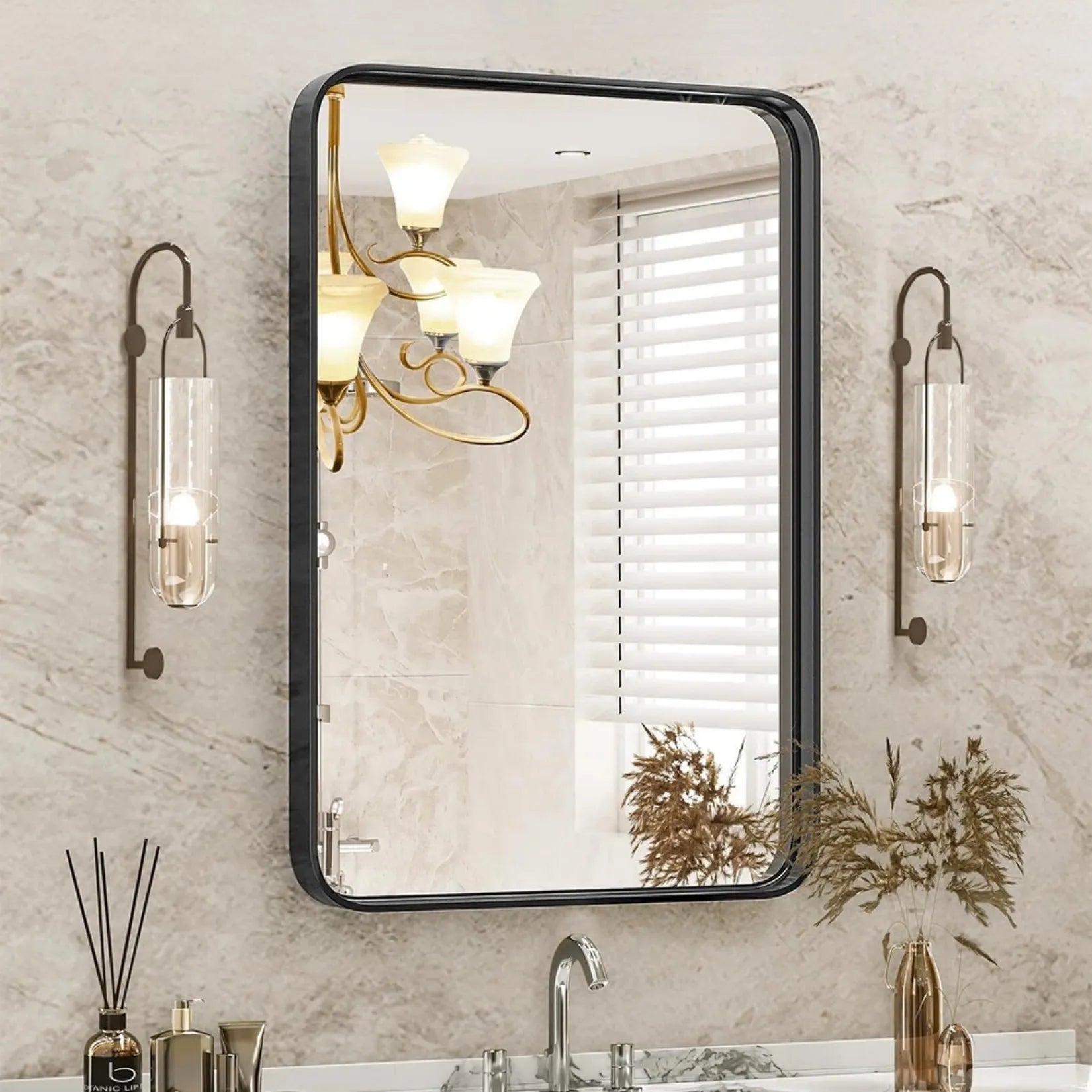 Miroir rectangulaire salle de bain cadre aluminium noir au-dessus d'une vasque.