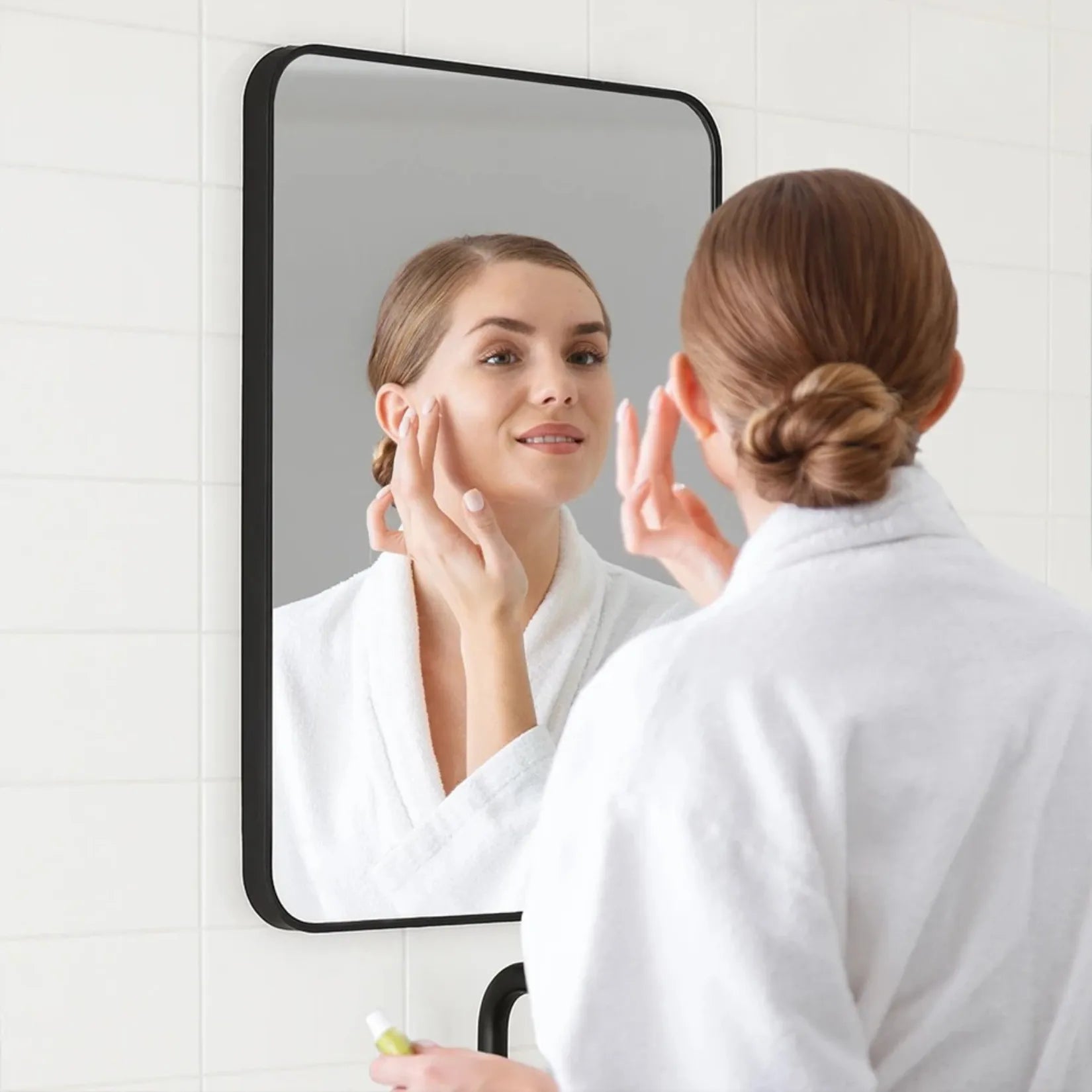 Miroir rectangulaire salle de bain noir mat – usage soin du visage quotidien.