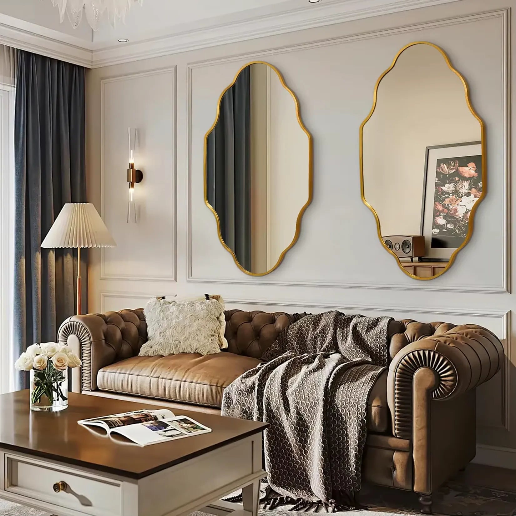 Miroir rétro doré forme lanterne en décoration de salon classique.