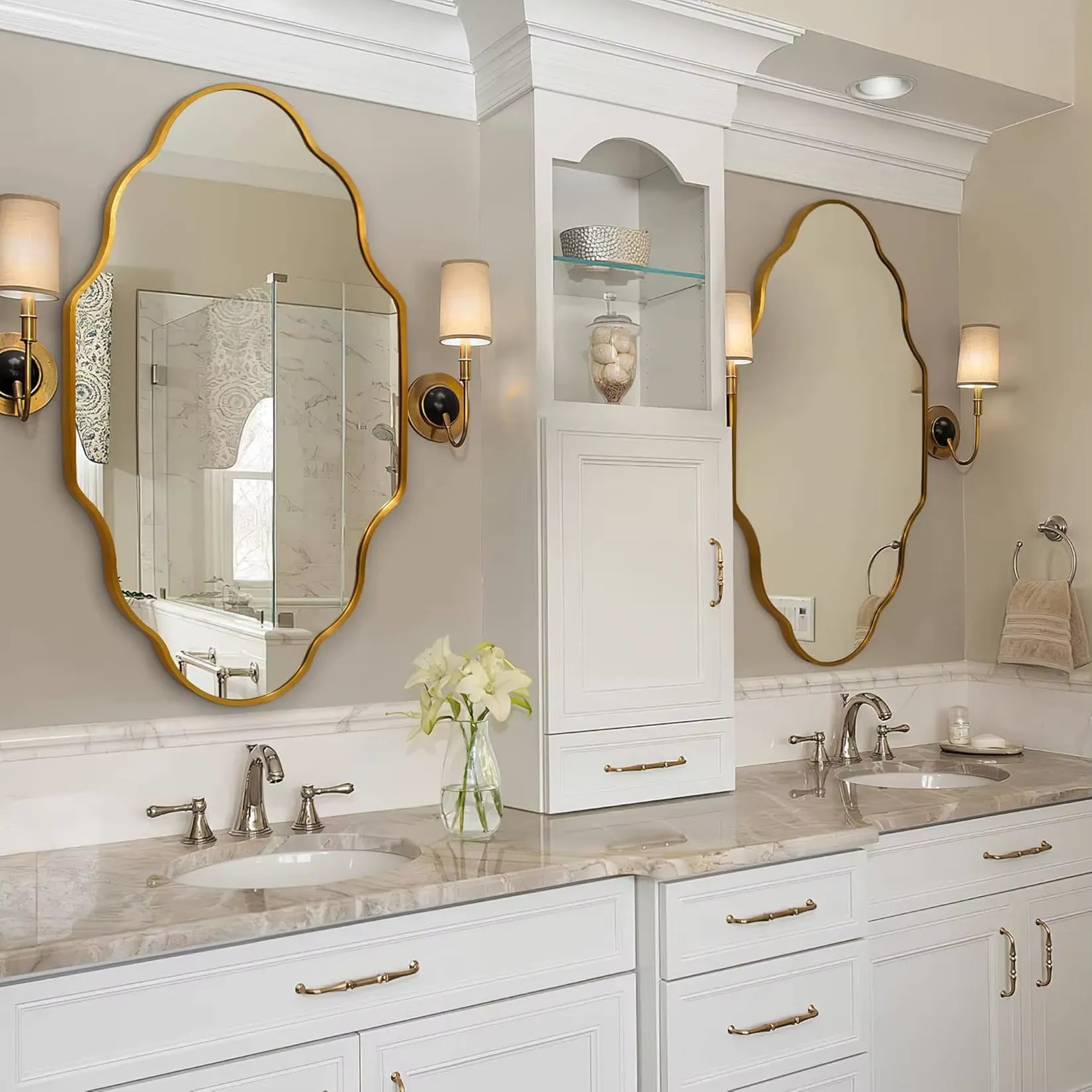 Deux miroirs rétro salle de bain dorés au-dessus d'une double vasque.