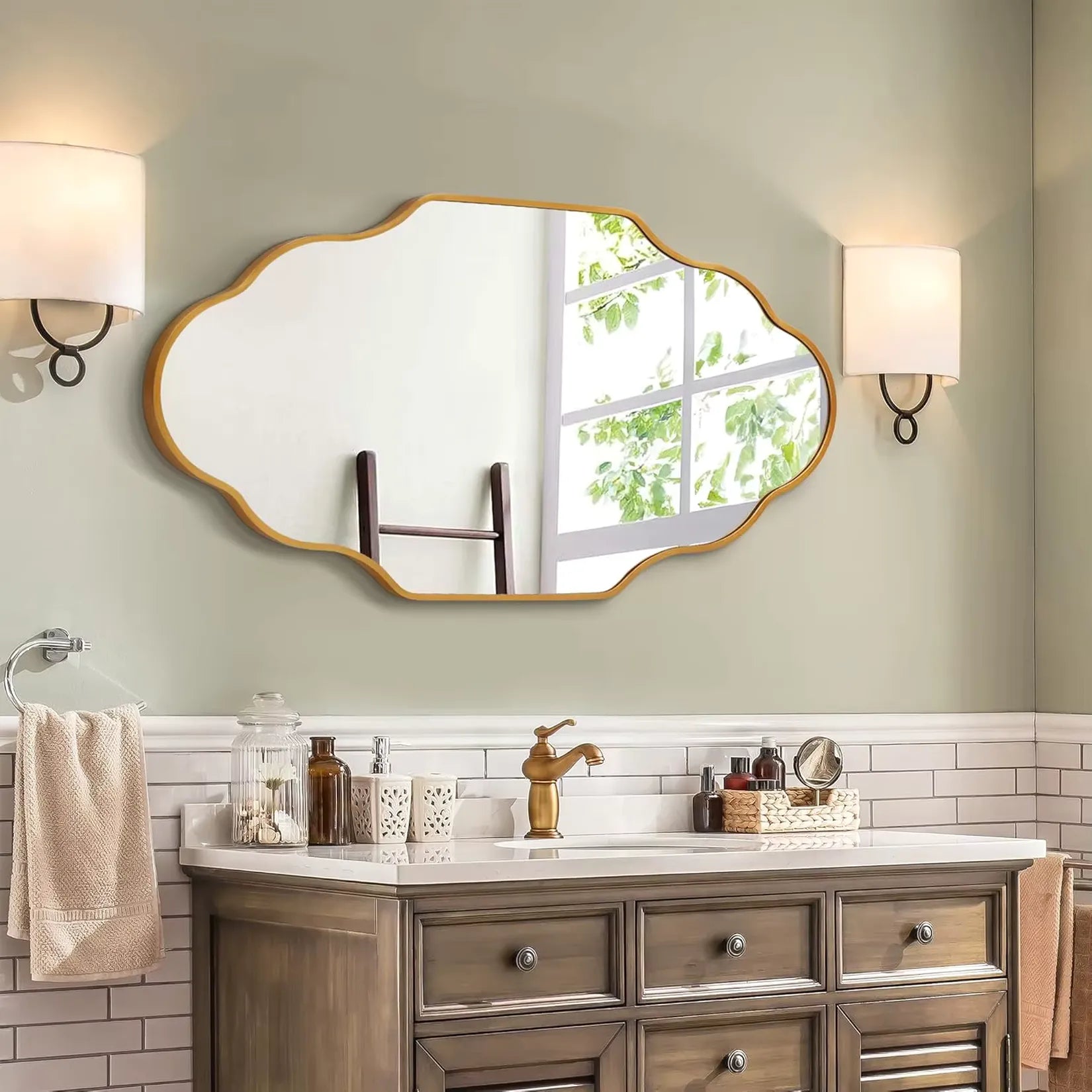 Miroir rétro salle de bain forme lanterne dans une salle de bain campagne chic.