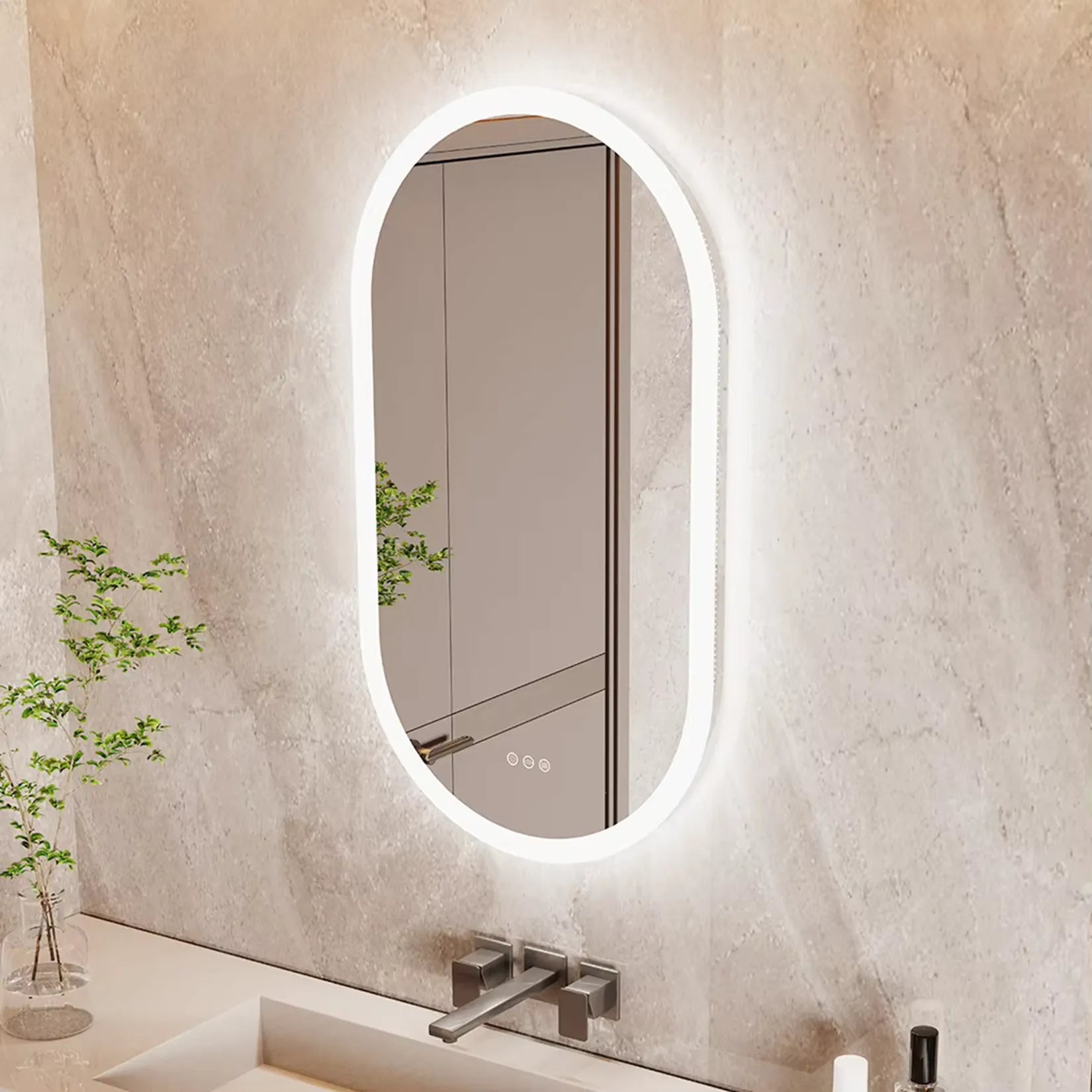 Miroir rétroéclairé ovale sur mur en pierre naturelle.