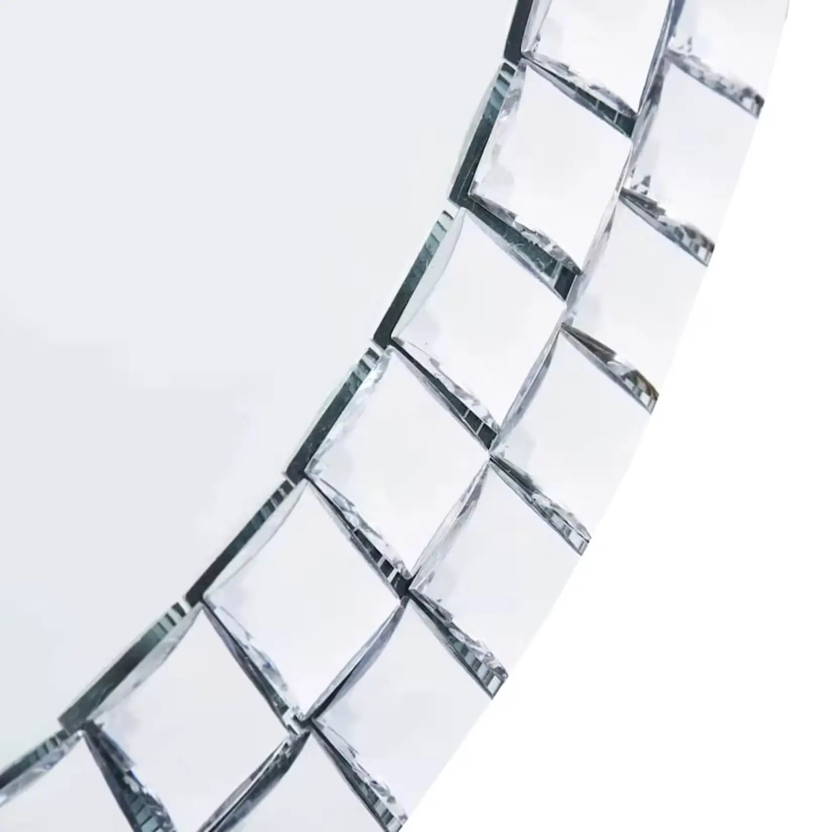 Zoom sur la finition cristal acrylique du miroir rond 60 cm.