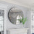 Miroir rond 80 cm dans une pièce classique avec lustre en cristal et corniches blanches.