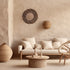 Miroir rond en bois flotté en décoration murale dans un salon naturel.
