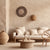 Miroir rond en bois flotté en décoration murale dans un salon naturel.