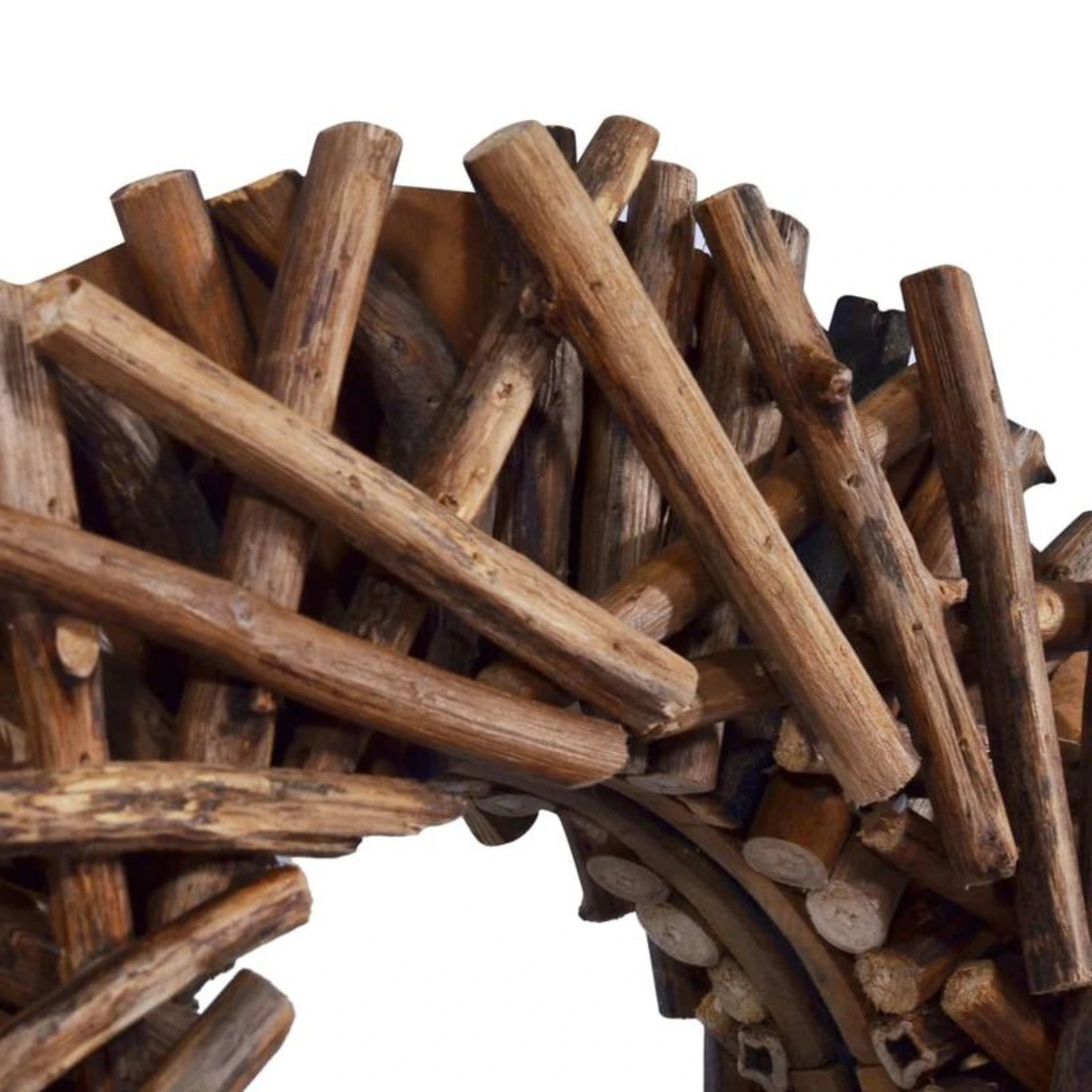 Gros plan sur la texture naturelle du bois flotté du miroir rond.