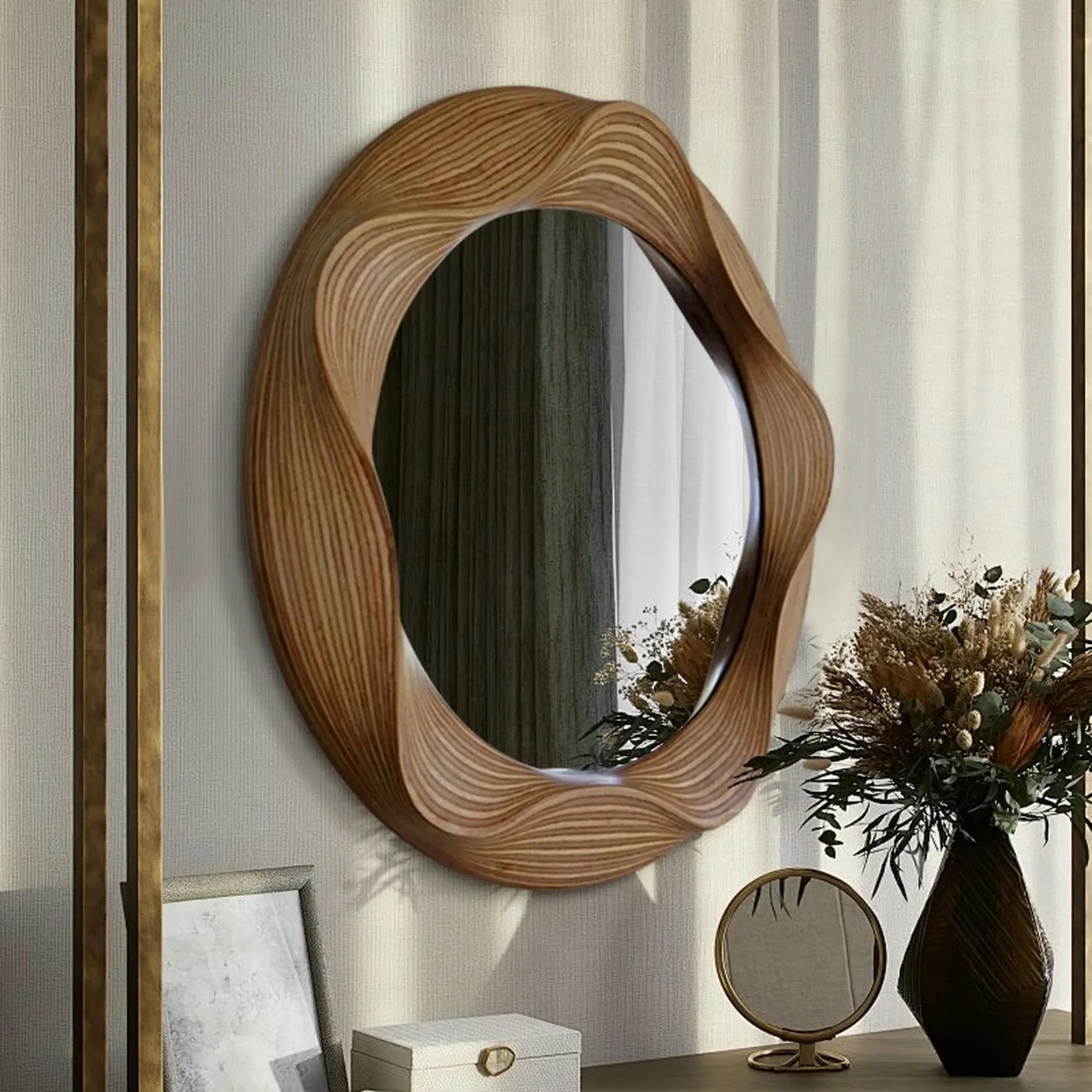 Miroir rond bois sculpté LED ambiance salon avec pampa.