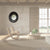 Miroir rond en bois d’essence d’or brun de 82 cm, intégré dans un intérieur chaleureux et naturel pour sublimer l’espace.