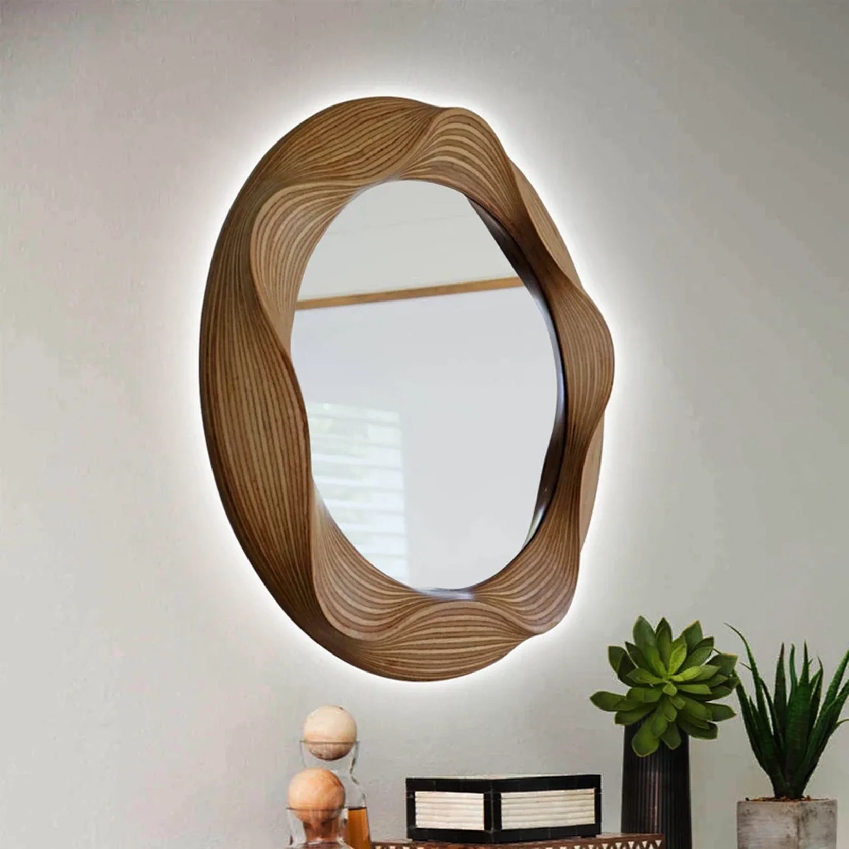 Miroir rond bois sculpté LED avec rétroéclairage périphérique.