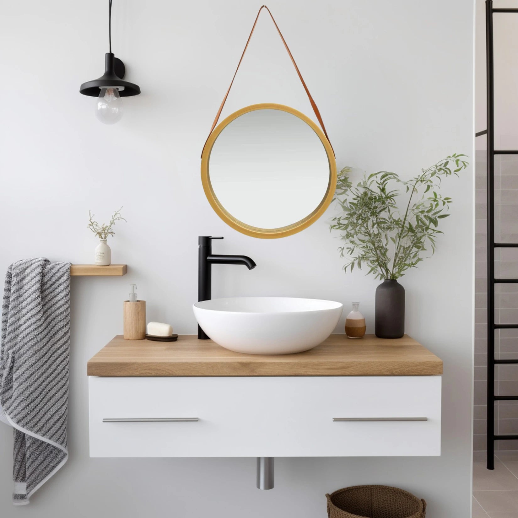 Miroir rond au contour bois suspendu dans une salle de bain moderne au style épuré.