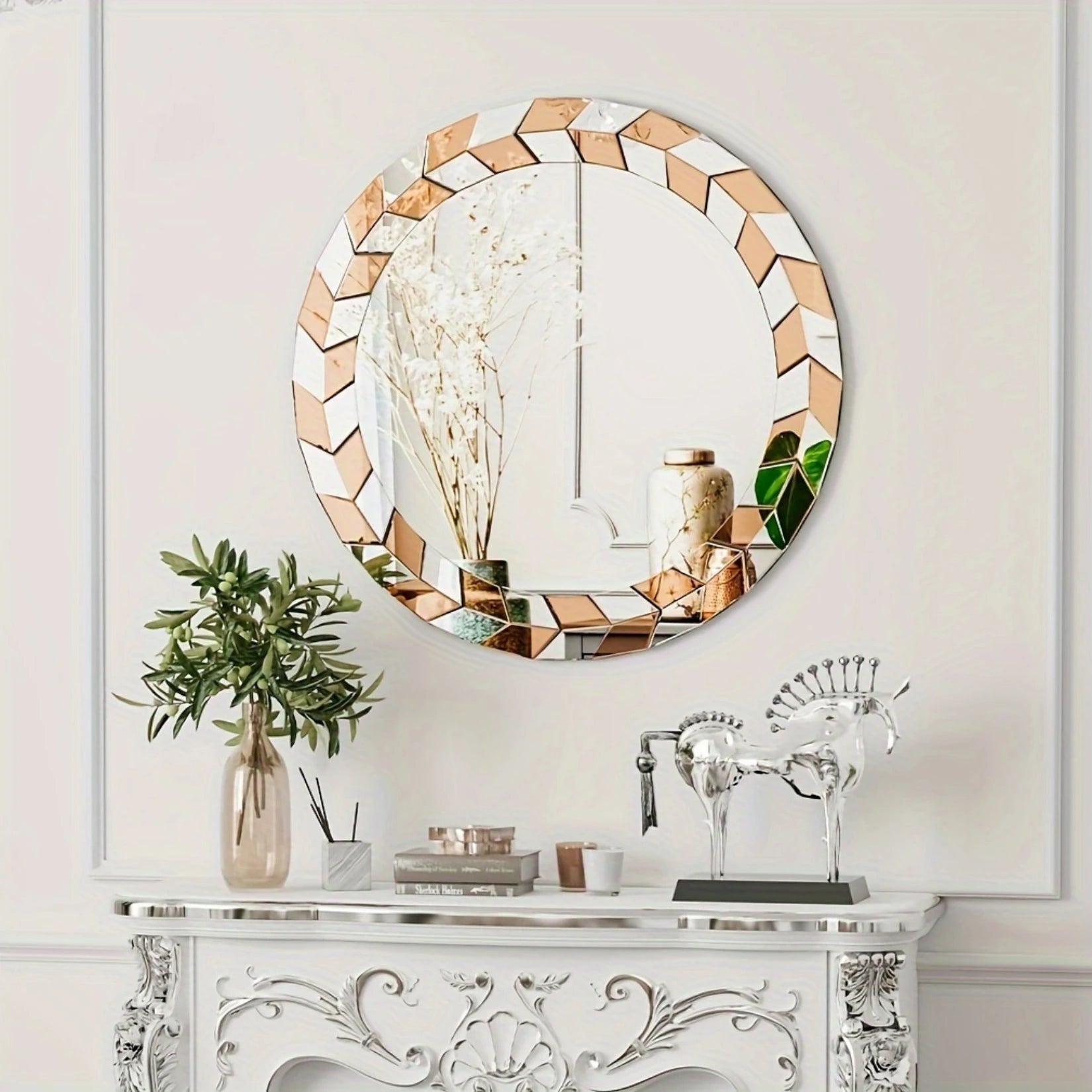 Miroir rond doré 60 cm installé au-dessus d’une console blanche sculptée dans une entrée baroque.