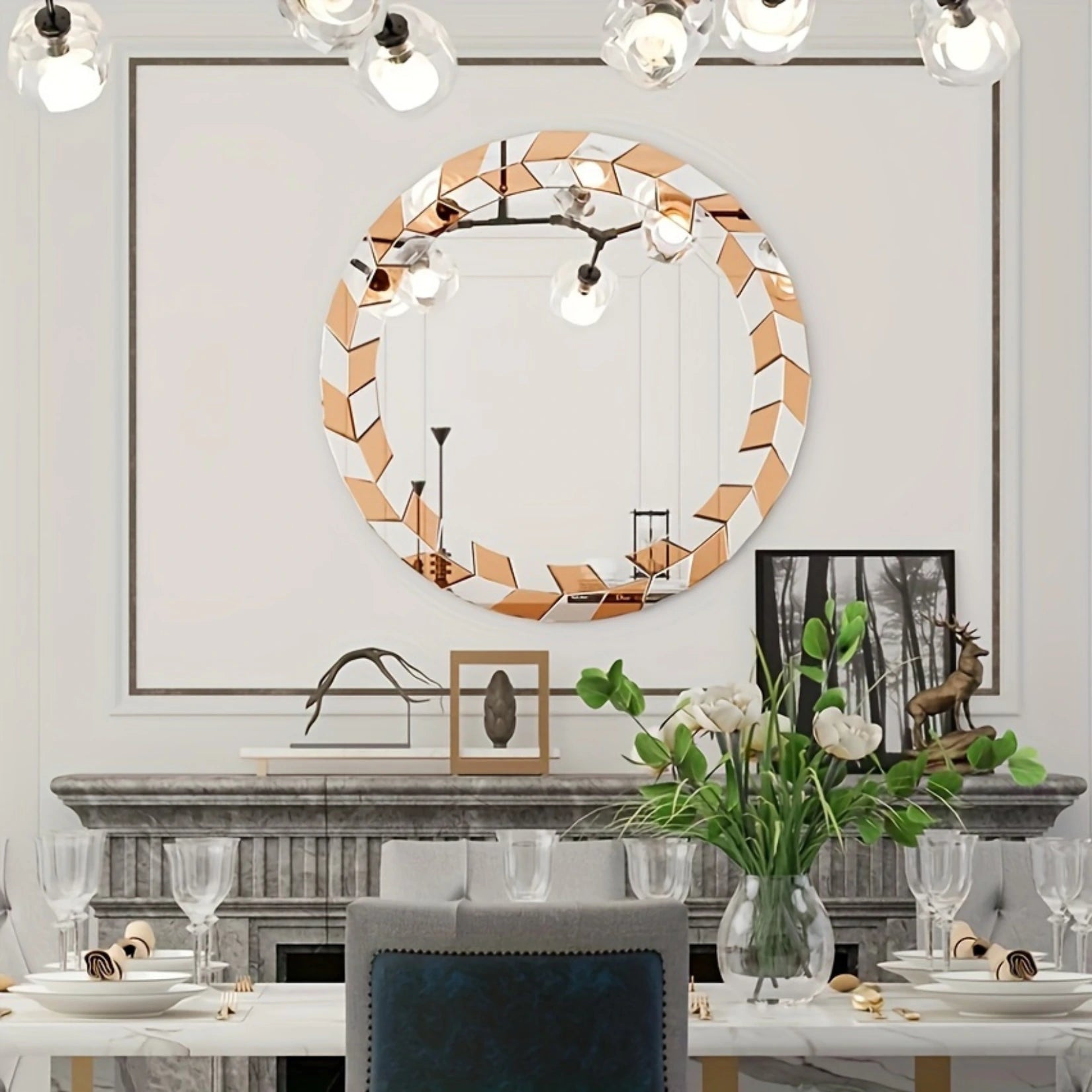 Miroir rond doré 60 cm en décoration murale dans une salle à manger élégante et lumineuse.