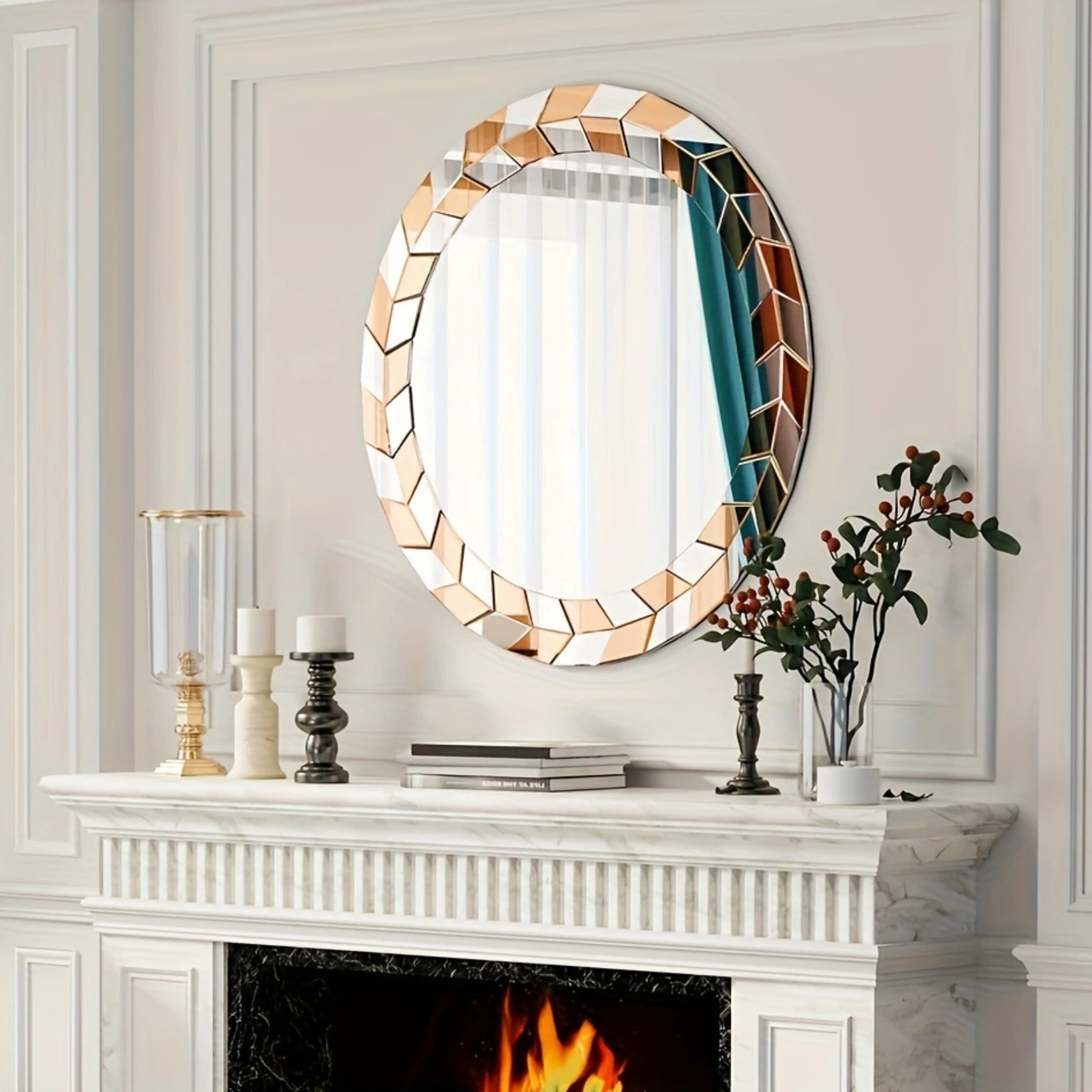 Miroir rond doré 60 cm accroché au mur au-dessus d’une cheminée blanche en marbre.