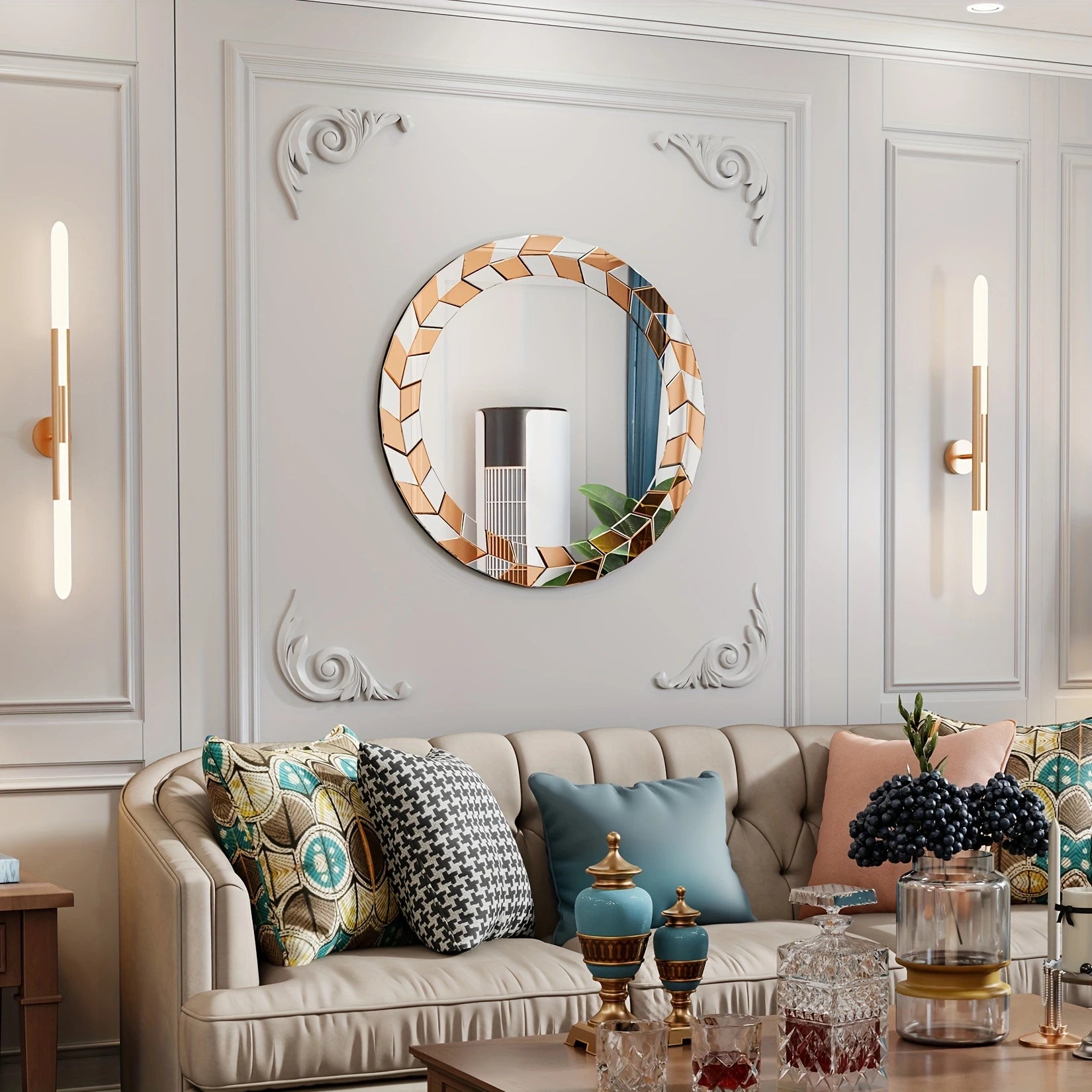Miroir rond doré 60 cm installé dans un salon aux moulures classiques et lumières murales dorées.