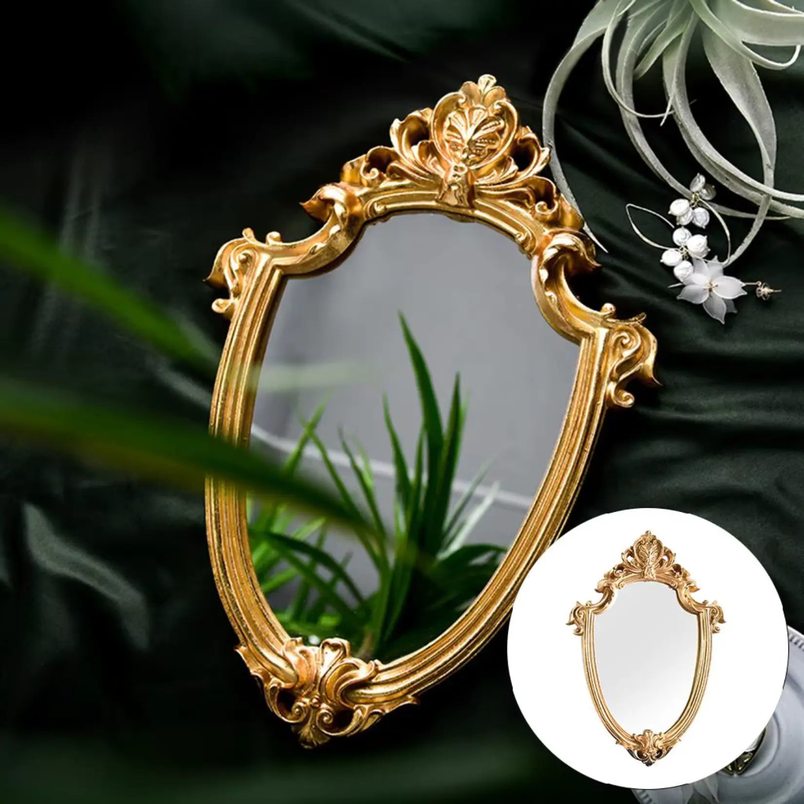 Miroir rond doré style baroque mis en valeur sur fond de draperie et de plantes.