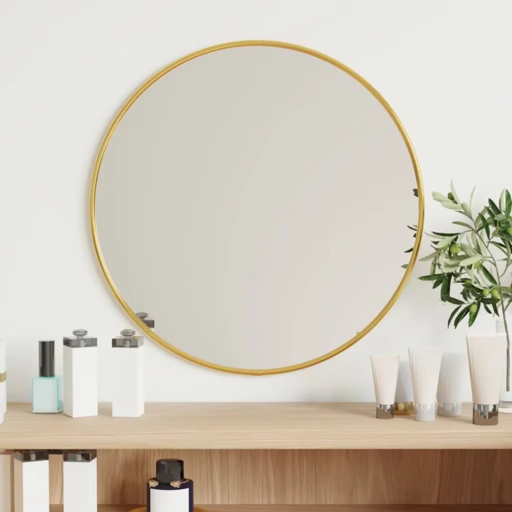 Miroir rond doré au-dessus d'une coiffeuse en bois clair, ambiance douce et lumineuse.