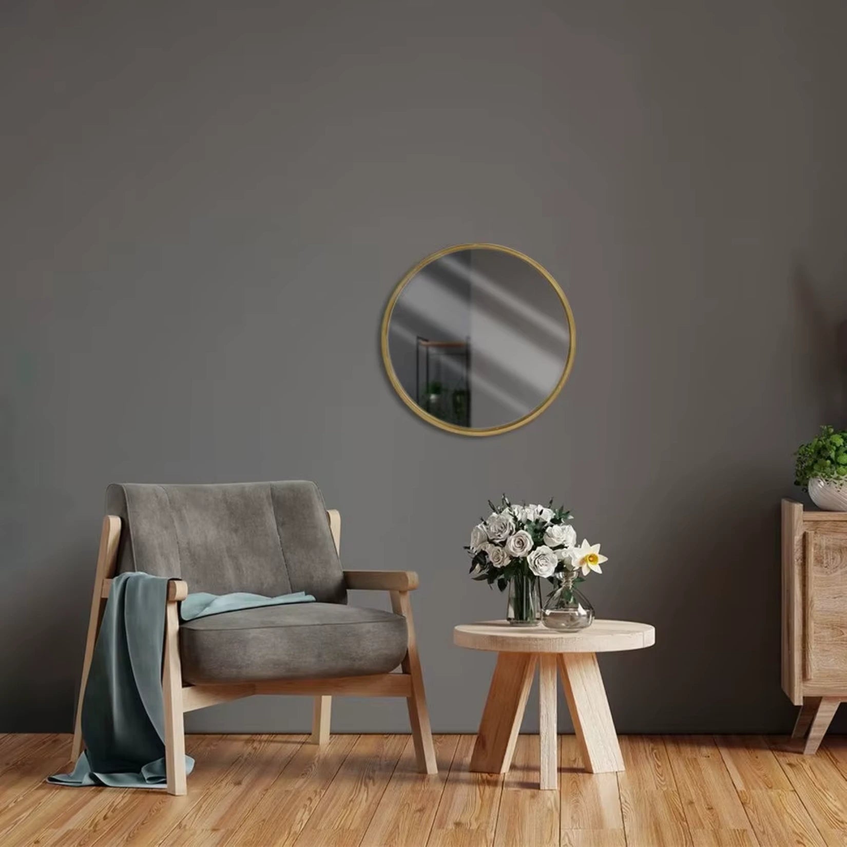 Miroir rond en bois 30 cm fixé sur un mur gris dans une déco scandinave.