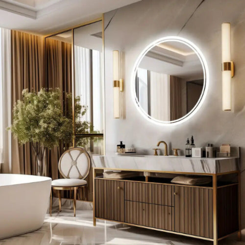 Miroir rond LED avec rétroéclairage installé dans une salle de bain luxueuse