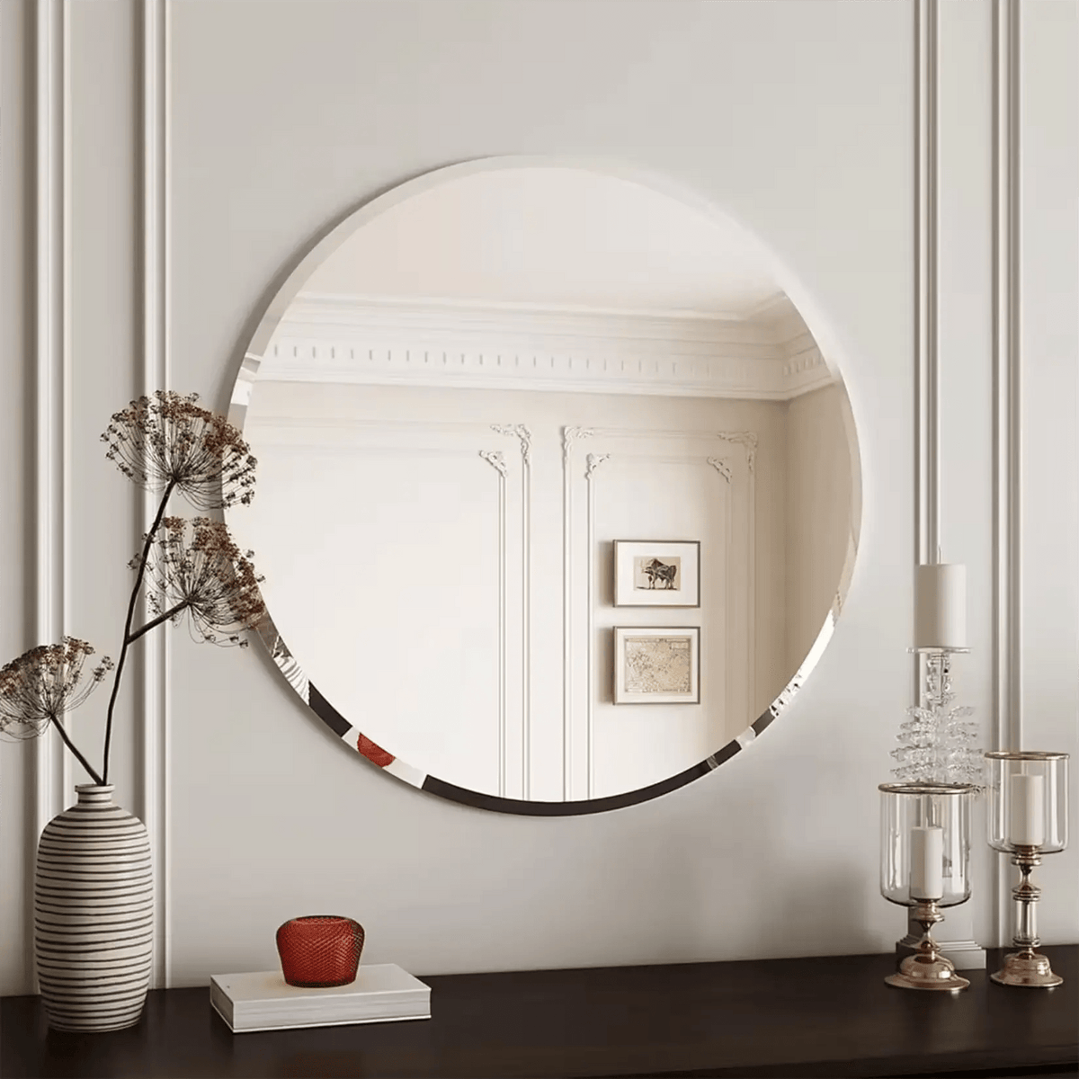 Miroir rond mural dans intérieur haussmannien chic.