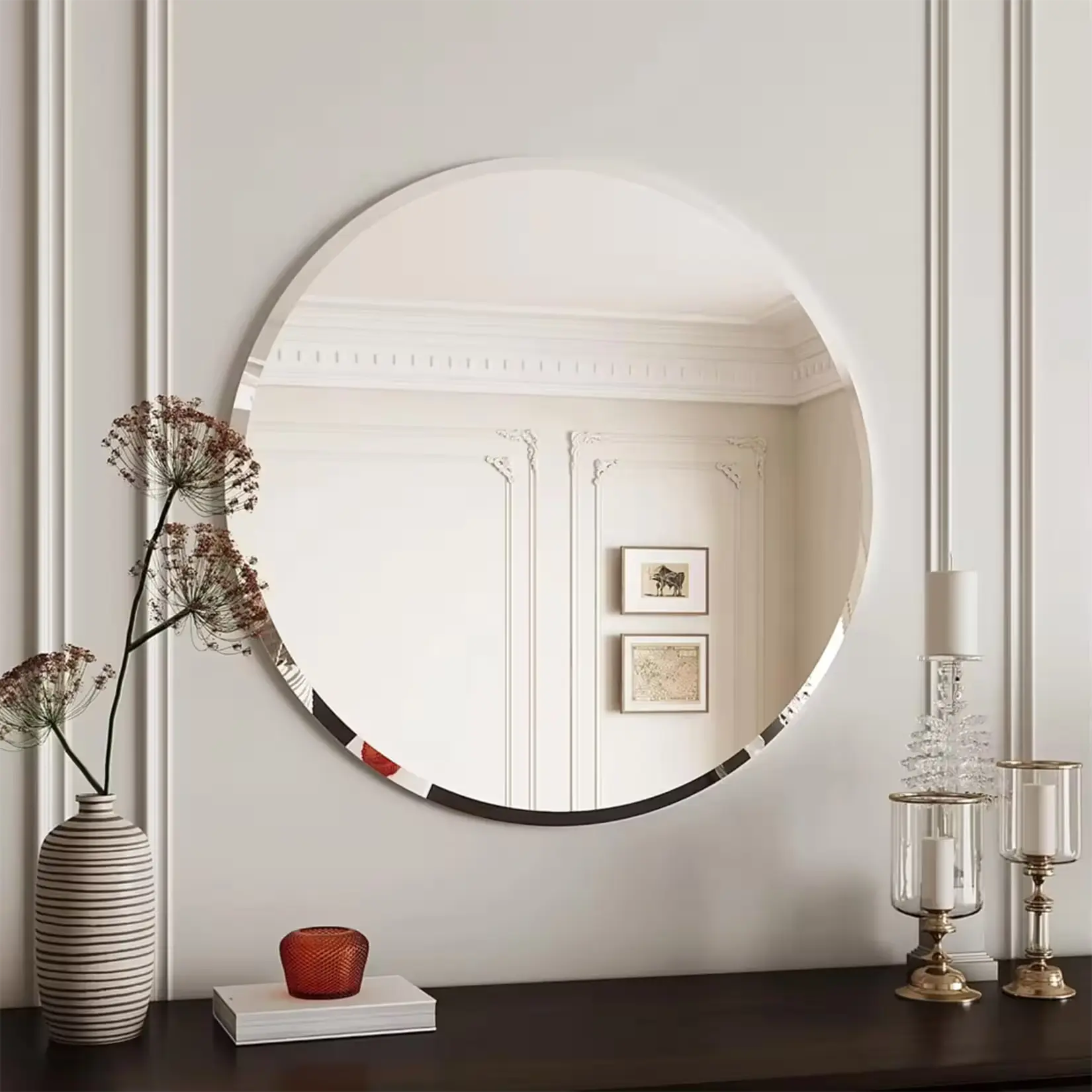Miroir rond mural dans intérieur haussmannien chic.