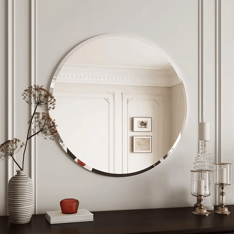 Miroir rond sans cadre au bord biseauté dans un intérieur haussmannien.