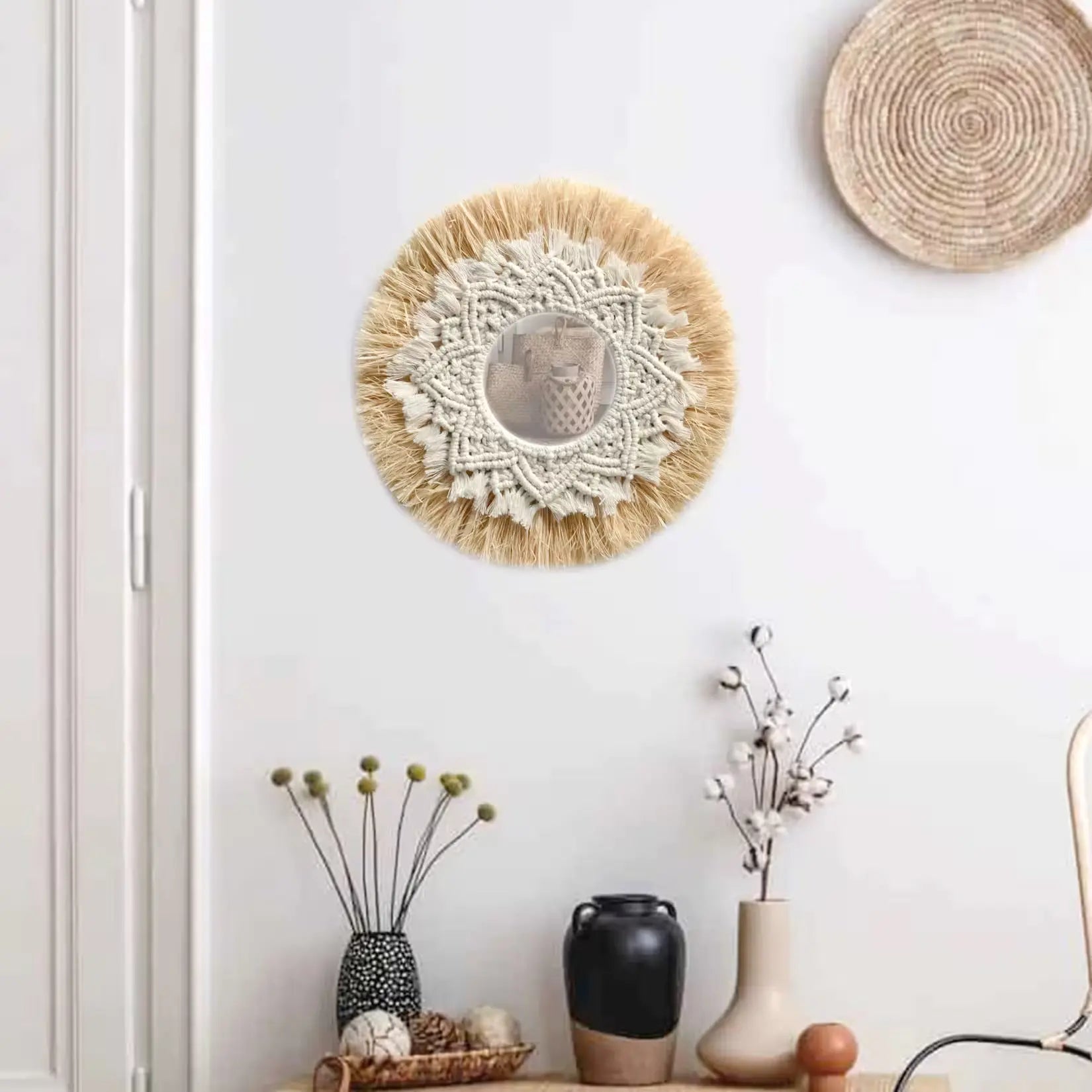 Miroir rond raphia accroché au mur dans un salon bohème.