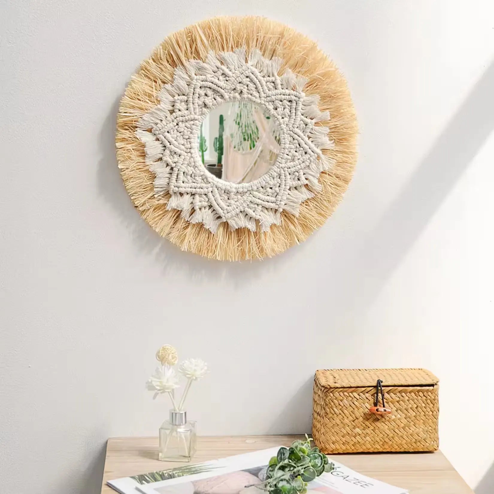 Miroir rond raphia accroché au mur dans un salon bohème.