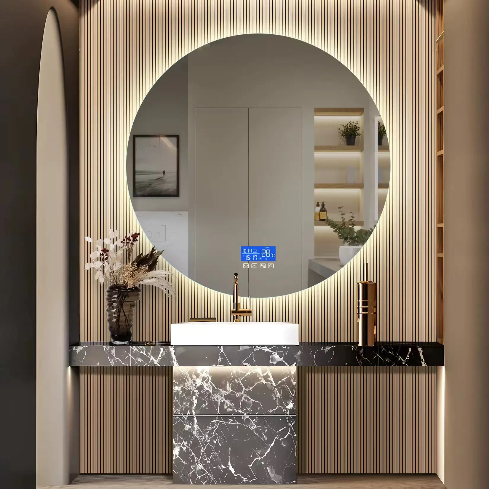 Installation miroir rond salle de bain LED dans ambiance moderne avec meuble marbre.