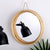 Miroir rotin 30 cm suspendu au mur, parfait pour la décoration intérieure.