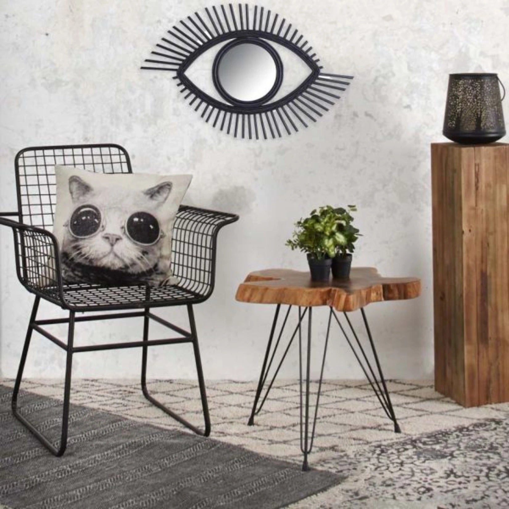 Miroir en rotin noir en forme d'œil pour une décoration murale originale.