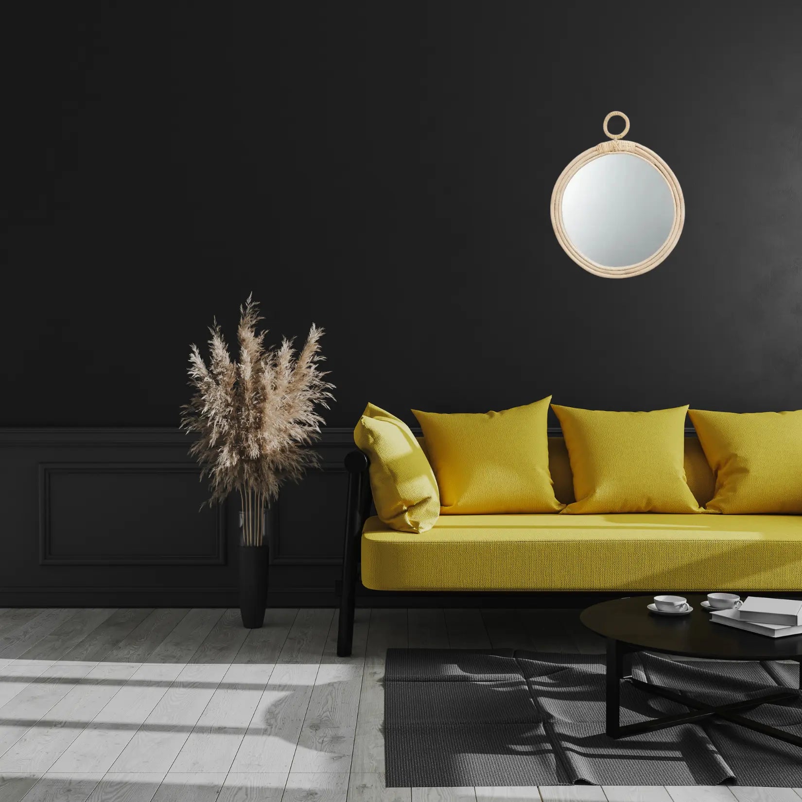 Miroir Rotin Rond avec anneau sur un mur noir élégant dans un salon moderne avec canapé jaune et ambiance contrastée.