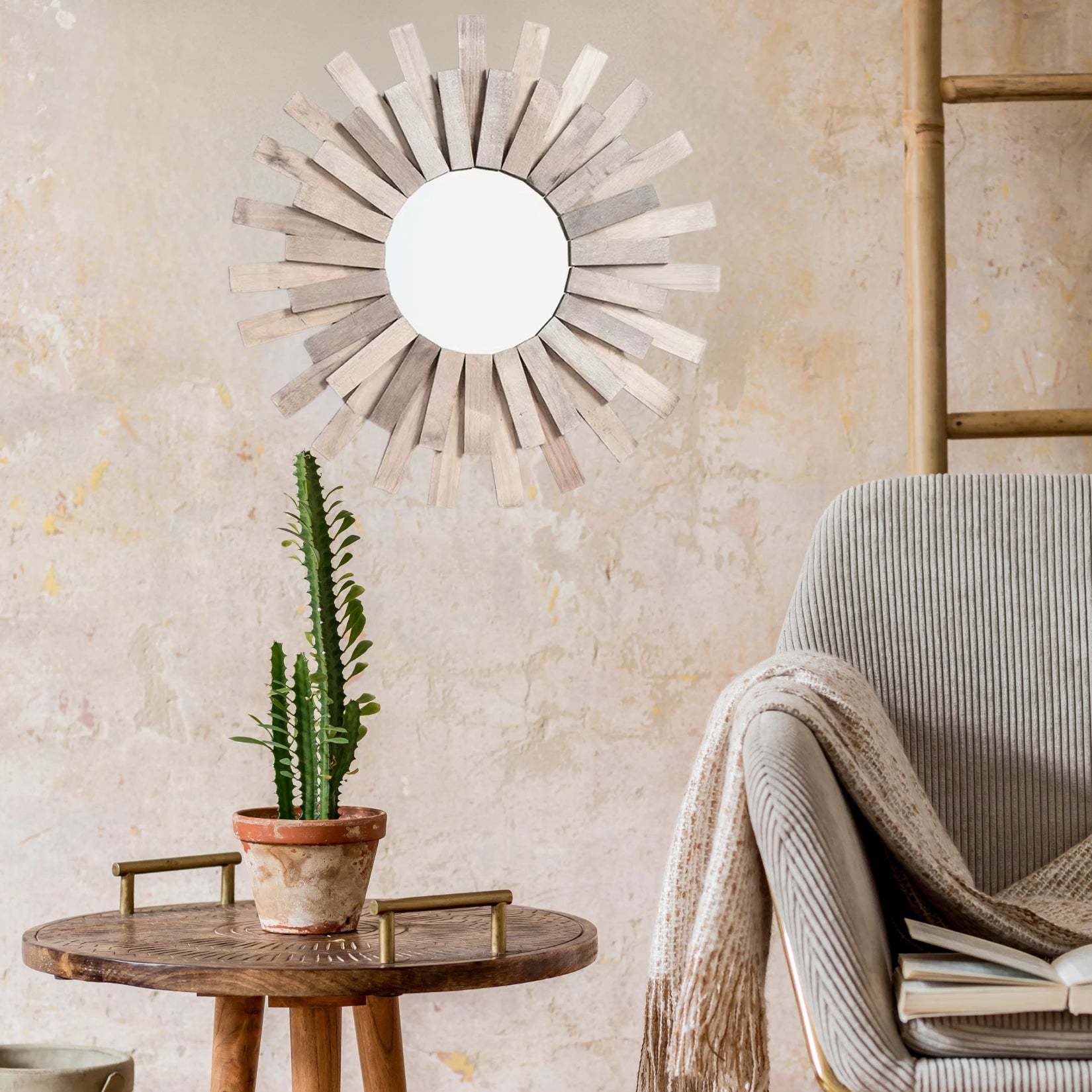 Miroir rotin vintage intégré dans une décoration murale naturelle.