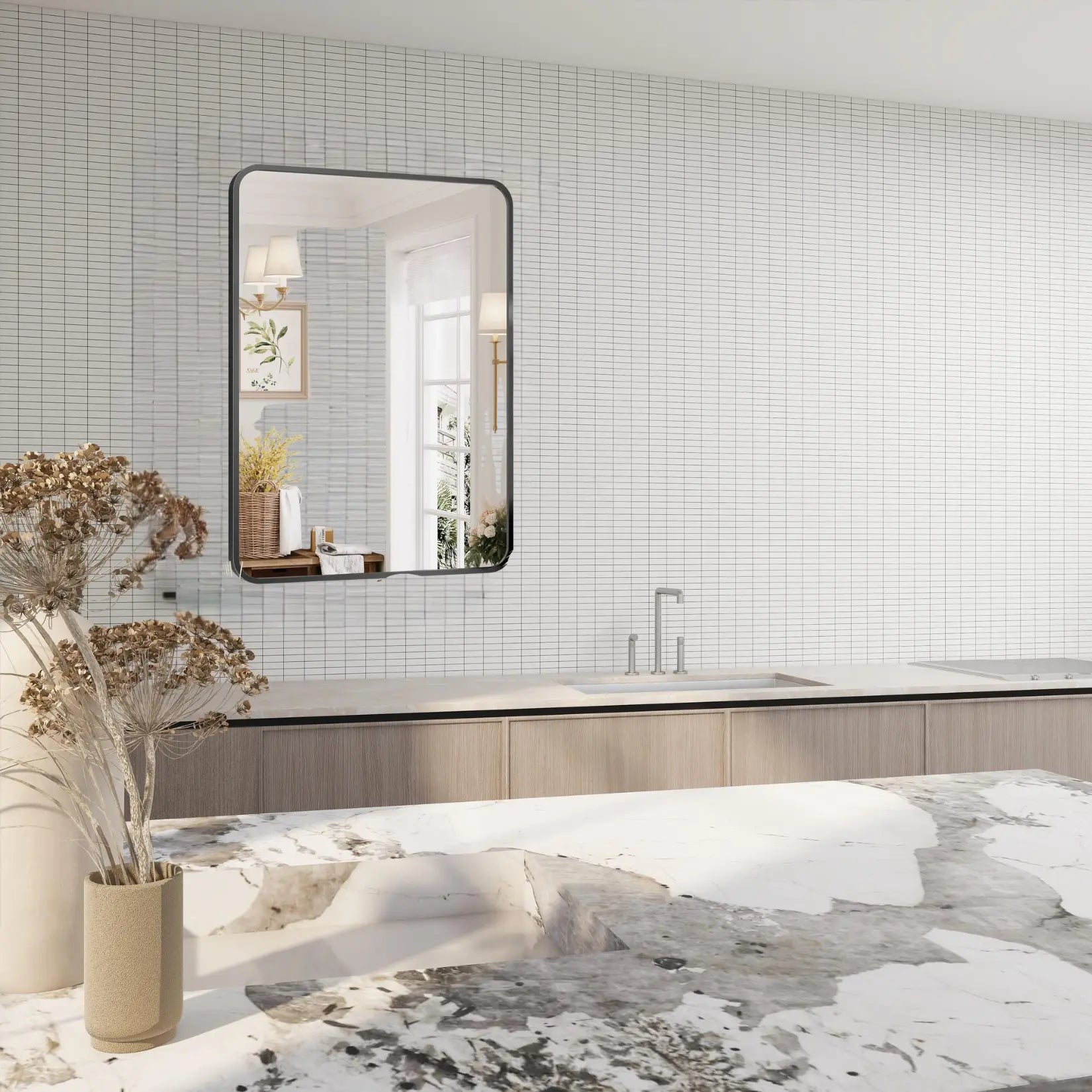 Miroir salle d eau avec cadre noir sur mur en carrelage blanc.