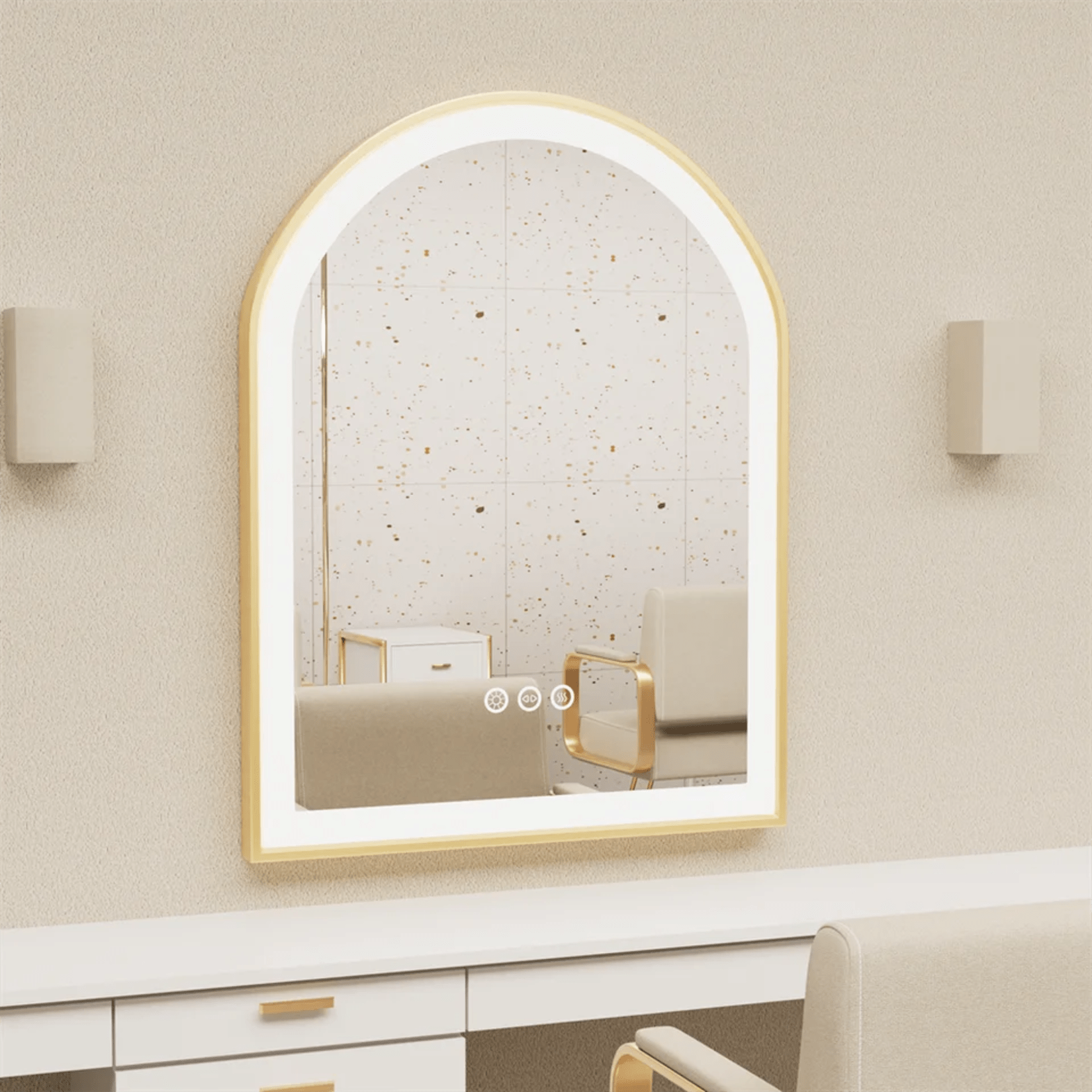 Miroir salle de bain arche doré placé au-dessus d’une coiffeuse beige au design raffiné.