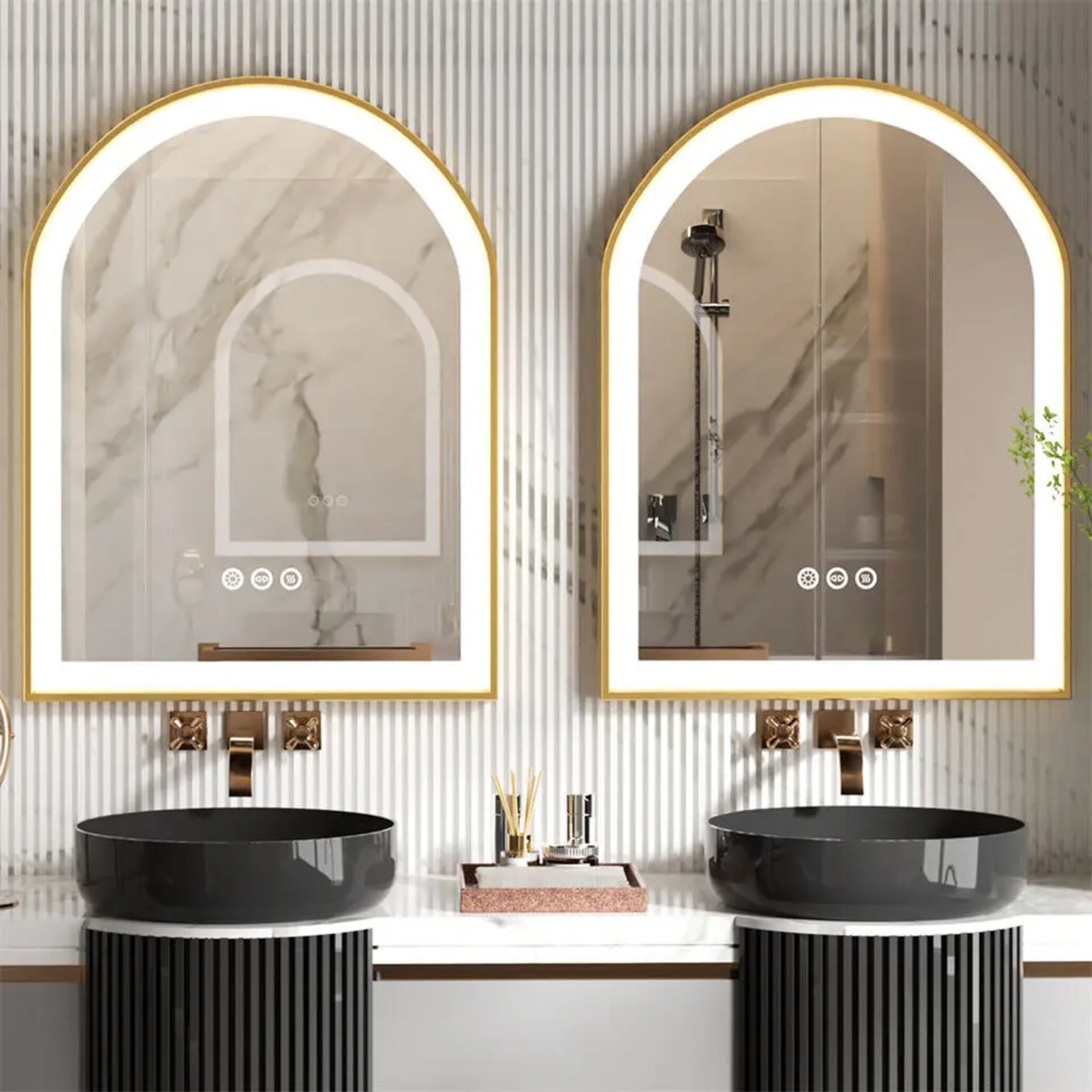 Miroir salle de bain arche en duo, installé sur un mur en marbre blanc et gris pour une ambiance haut de gamme.