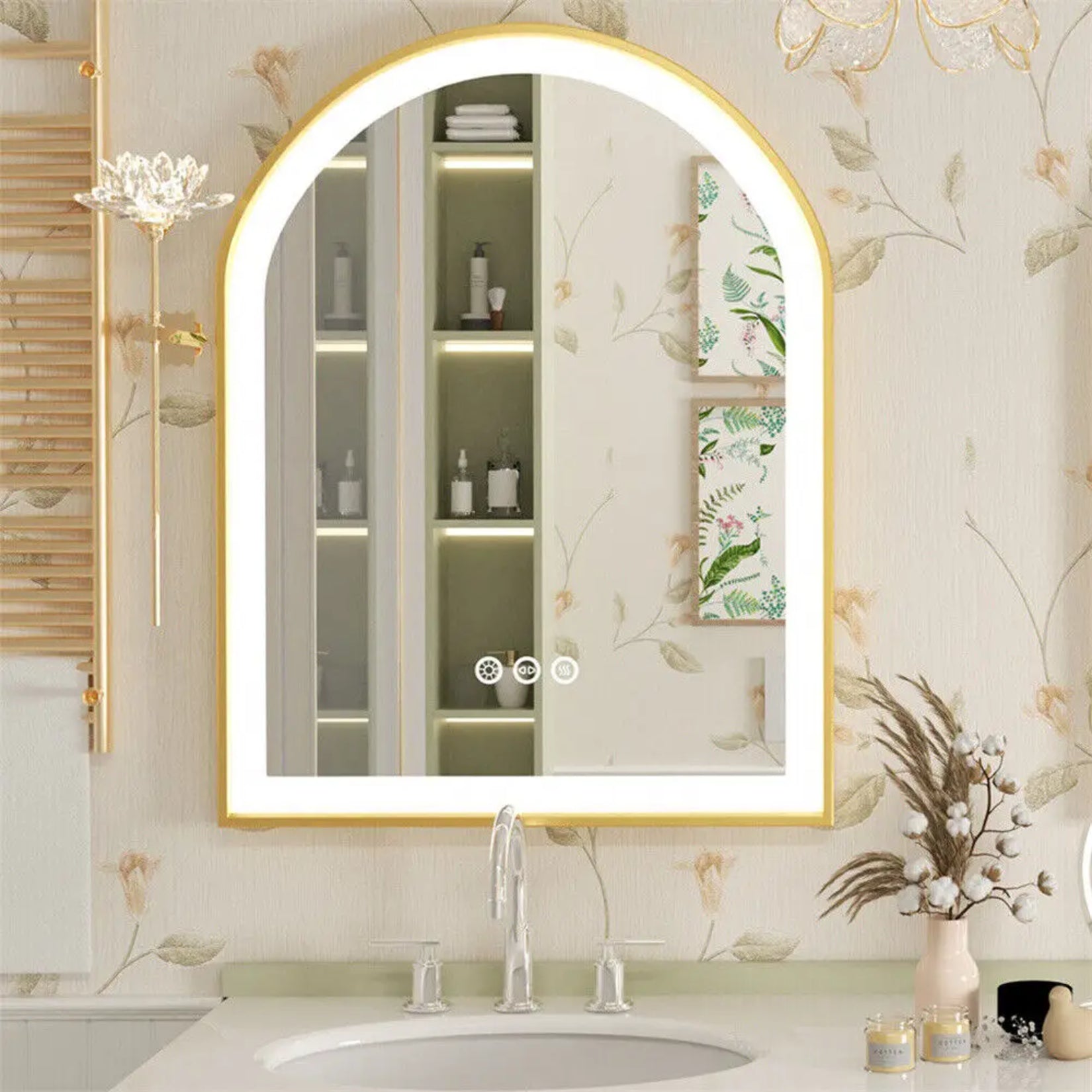 Miroir salle de bain arche rétroéclairé dans un décor mural fleuri avec éléments végétaux.