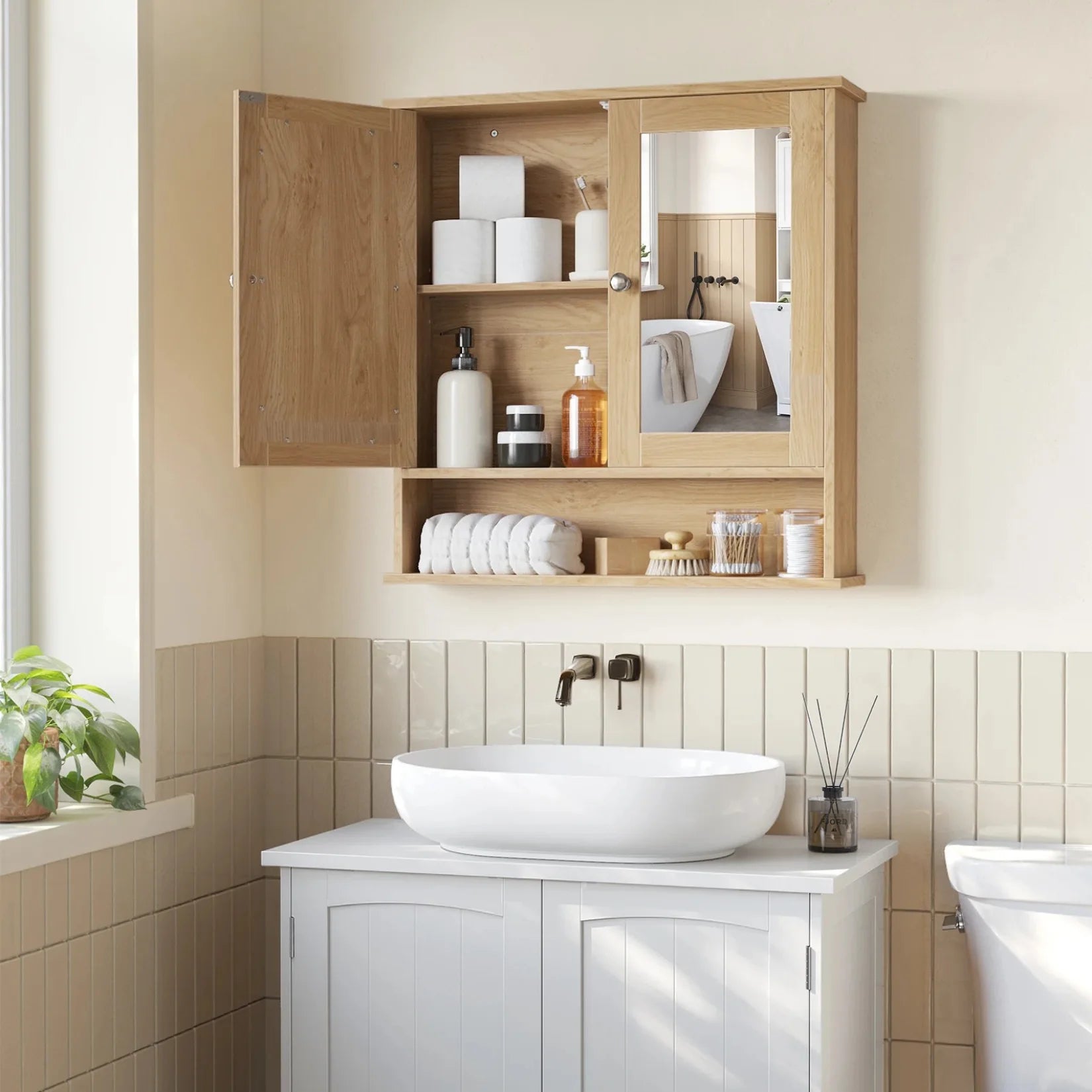 Miroir salle de bain avec rangement en bois naturel au-dessus d'un lavabo.