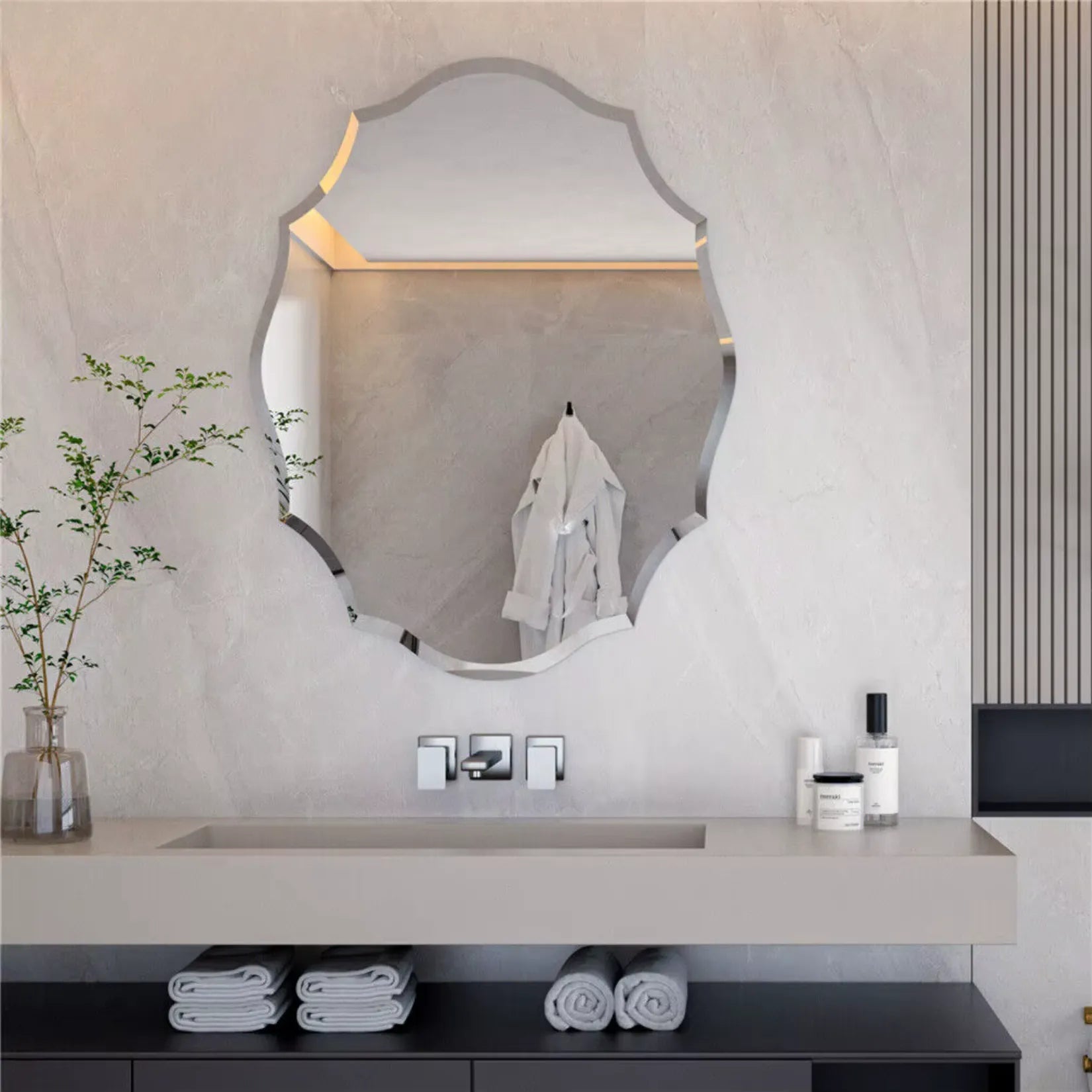Miroir salle de bain design asymétrique biseauté au-dessus d'une vasque.
