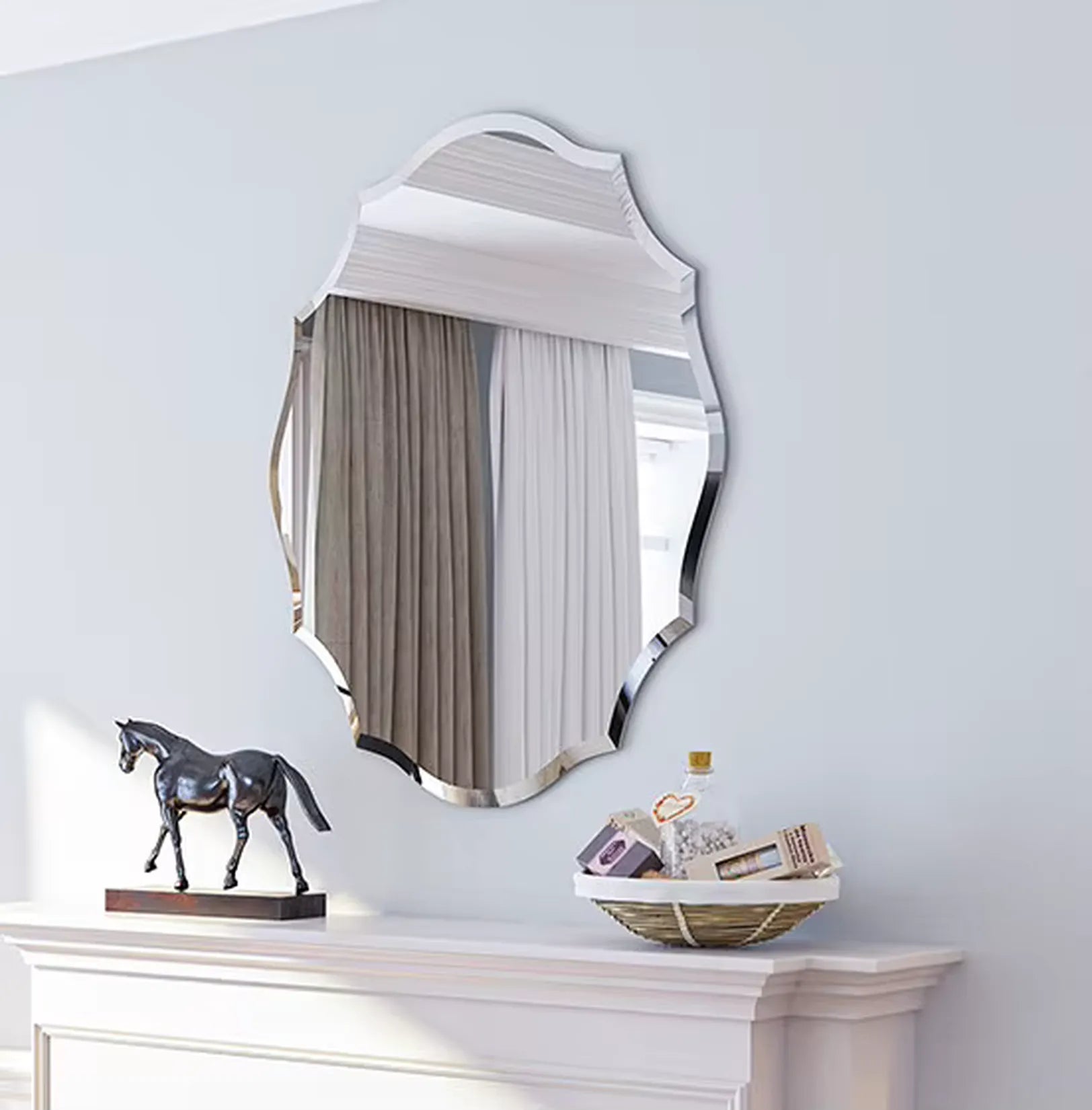 Miroir salle de bain design biseauté au-dessus d'une console.