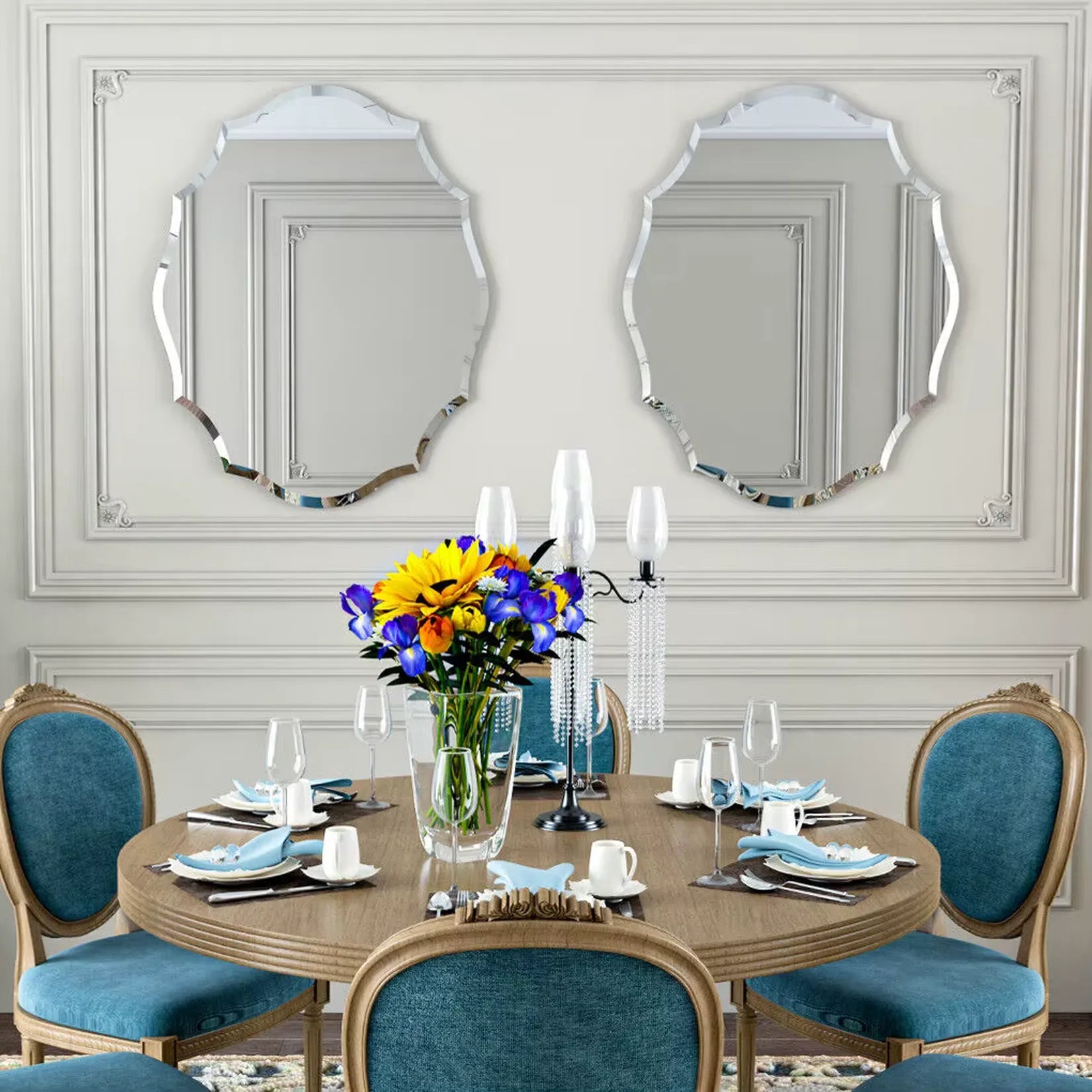 Paire de miroirs salle de bain design dans une salle à manger.