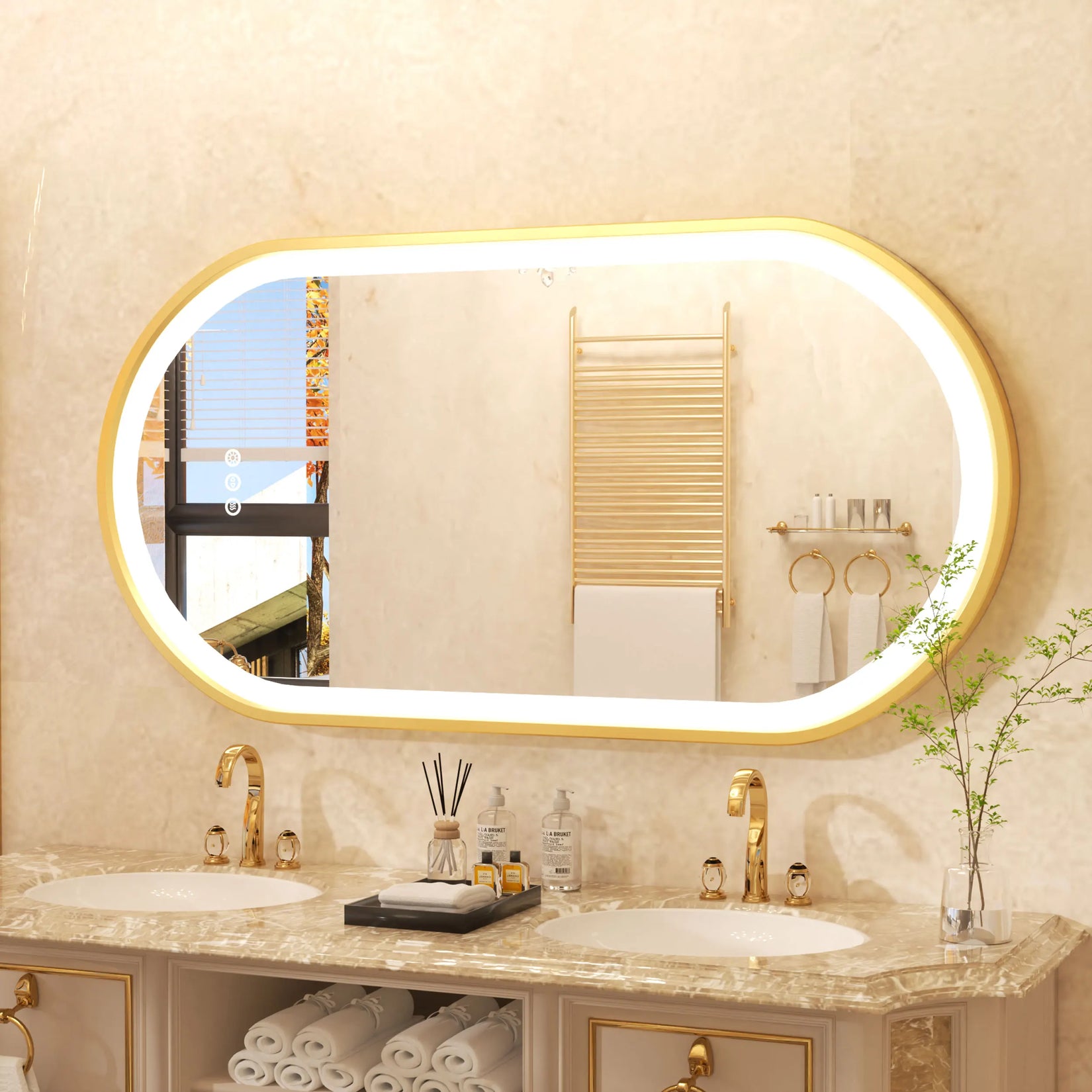Grand miroir salle de bain ovale doré pour double vasque beige.