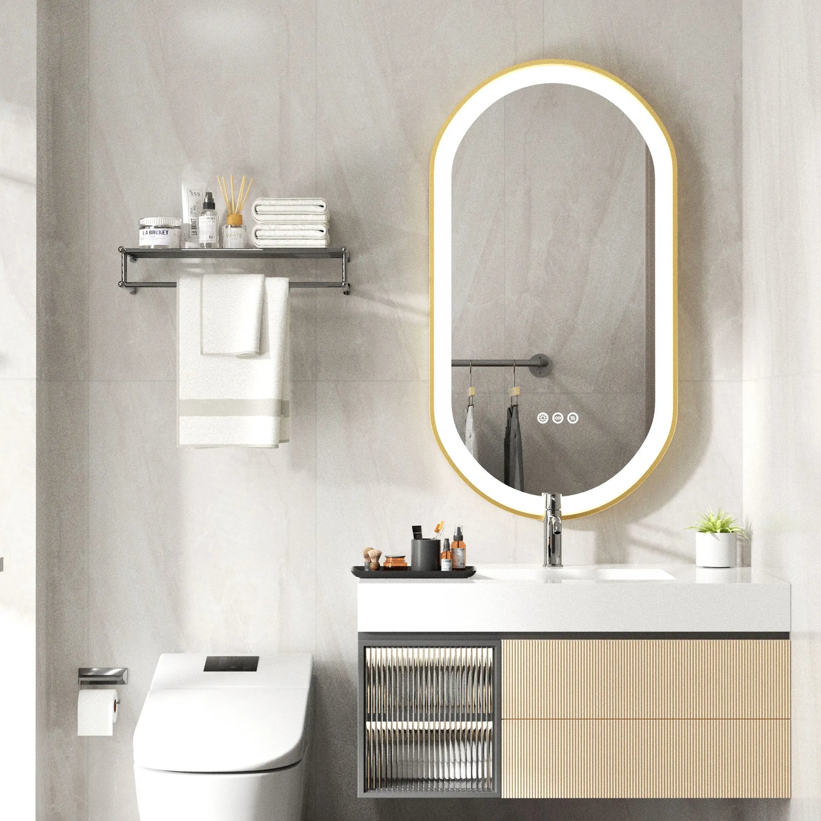 Miroir salle de bain ovale doré au-dessus d’un meuble blanc.
