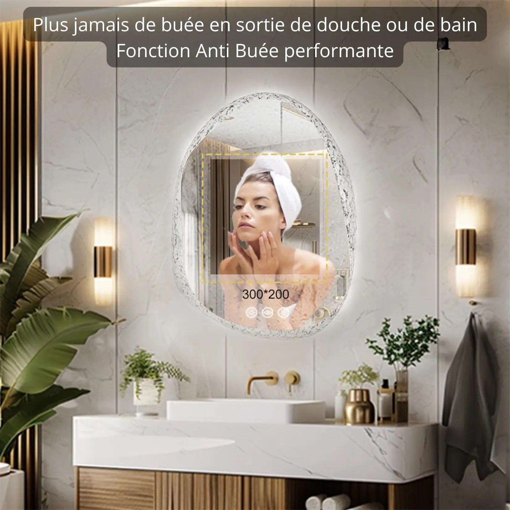 Femme devant un miroir de salle de bain rétroéclairé avec fonction anti-buée performante.