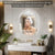 Femme devant un miroir de salle de bain rétroéclairé avec fonction anti-buée performante.