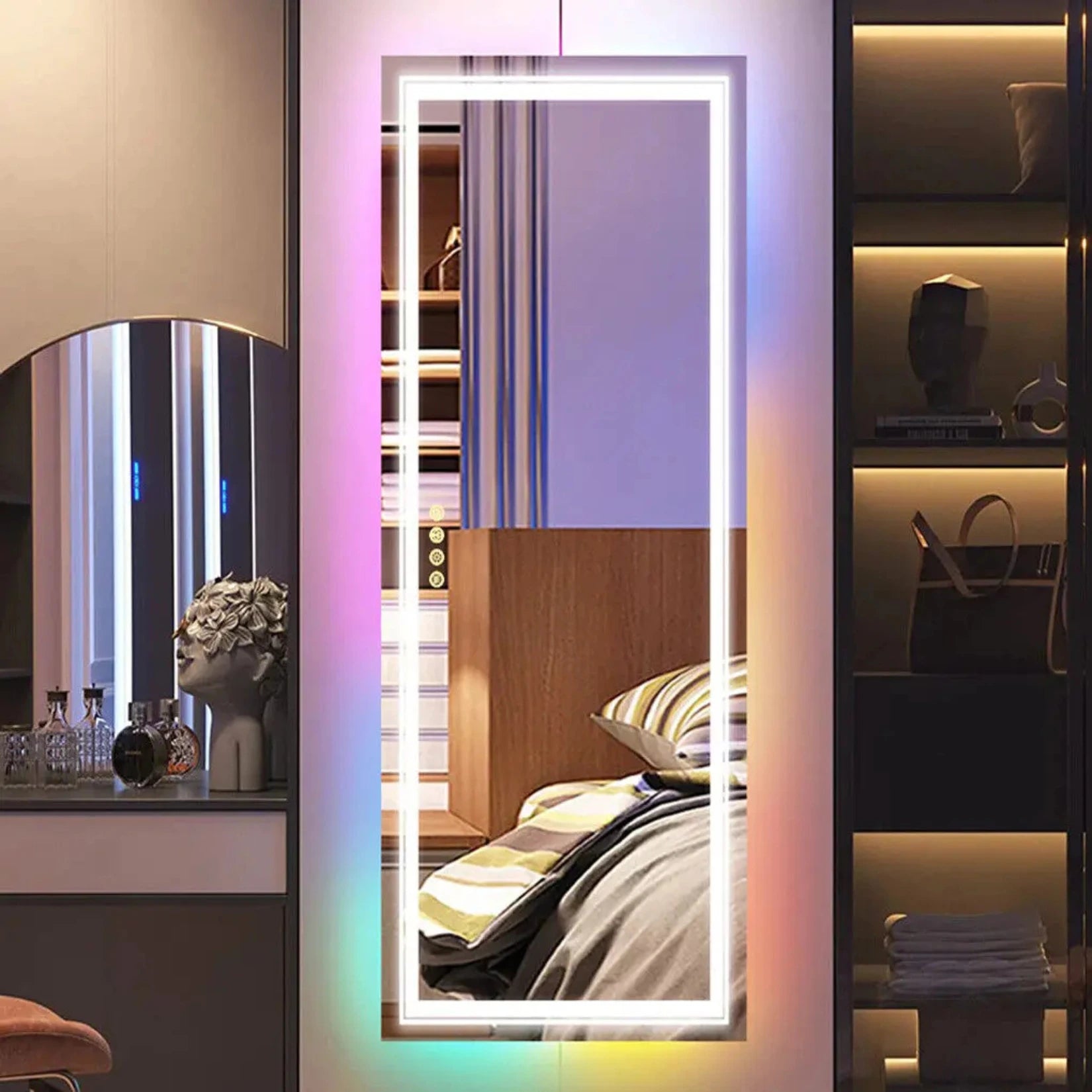 Miroir Salle de Bain Rétroéclairé pleine hauteur dans chambre moderne avec effet lumineux.