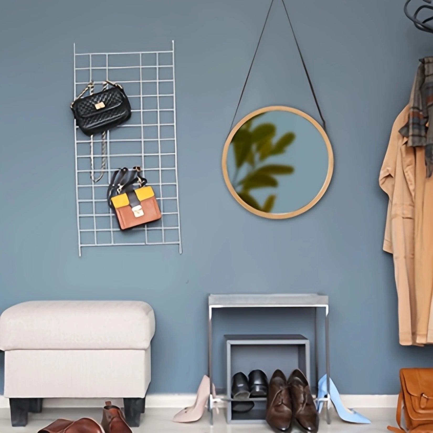 Miroir Salle de Bain Rond Bois utilisé comme miroir d’entrée sur mur bleu canard.