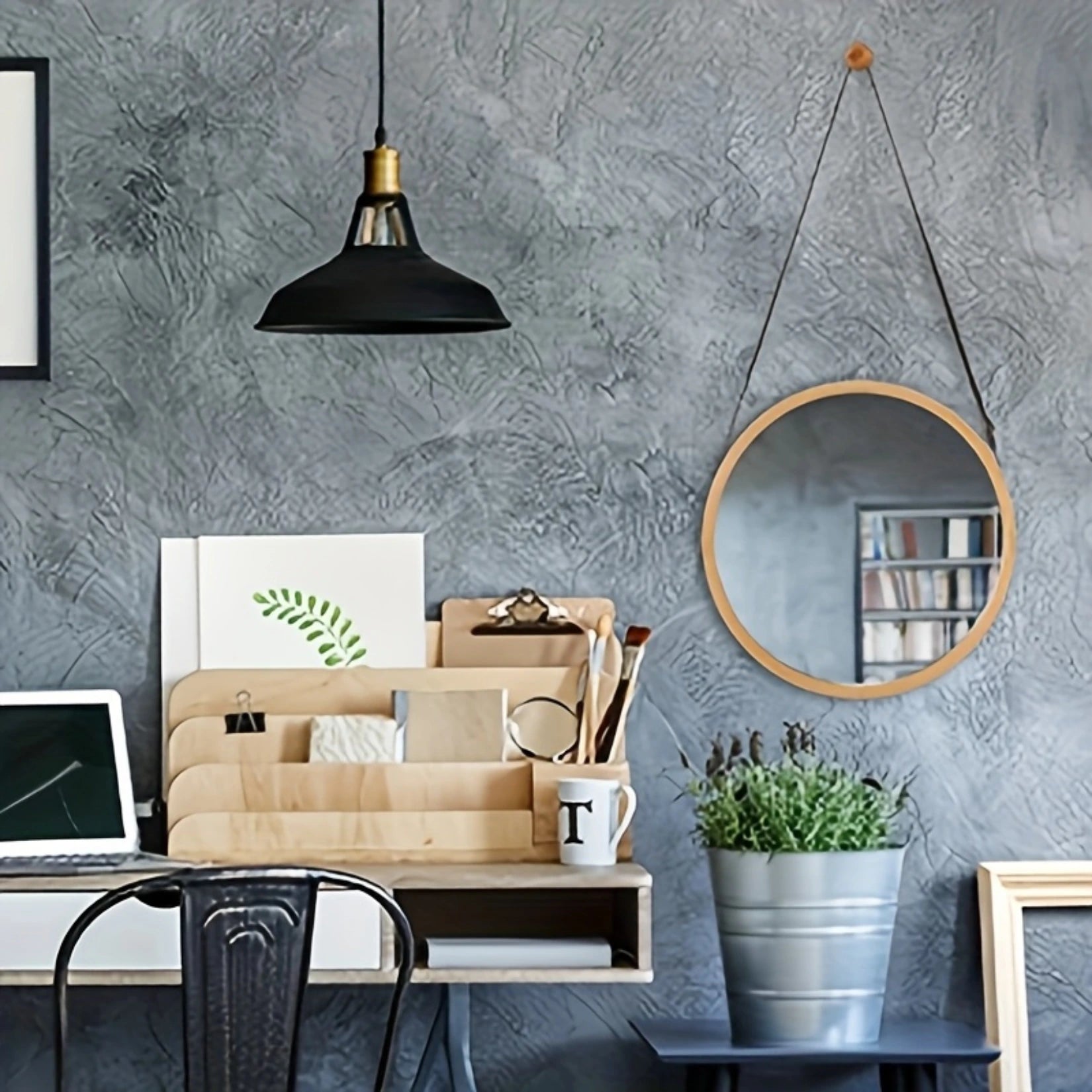 Miroir Salle de Bain Rond Bois suspendu dans un bureau au mur gris béton.