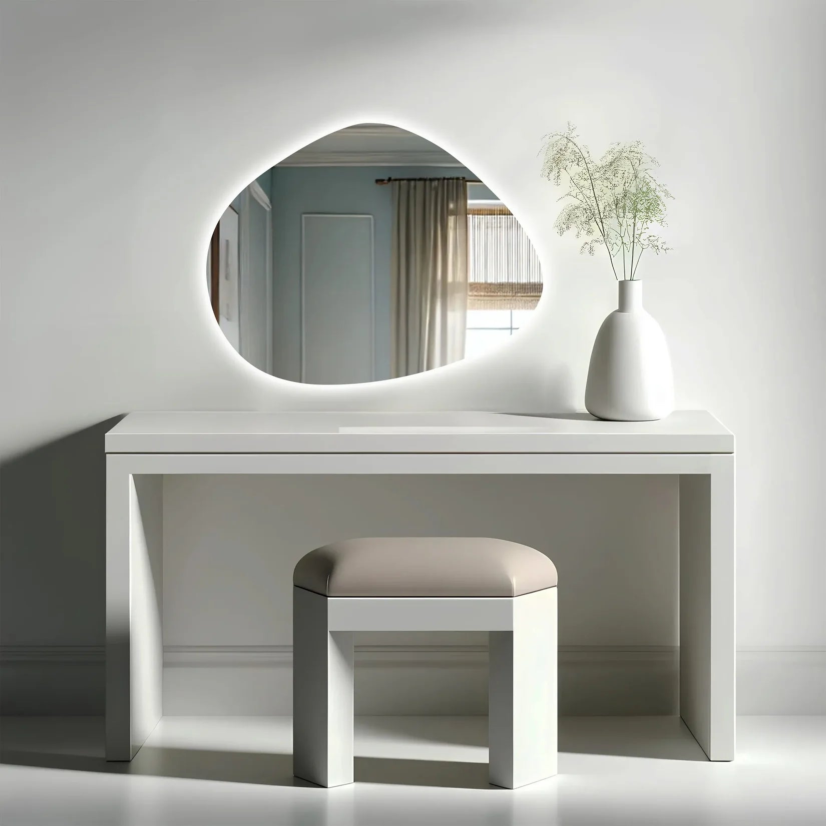 Miroir salle de bains 120 cm LED forme organique dans un salon.